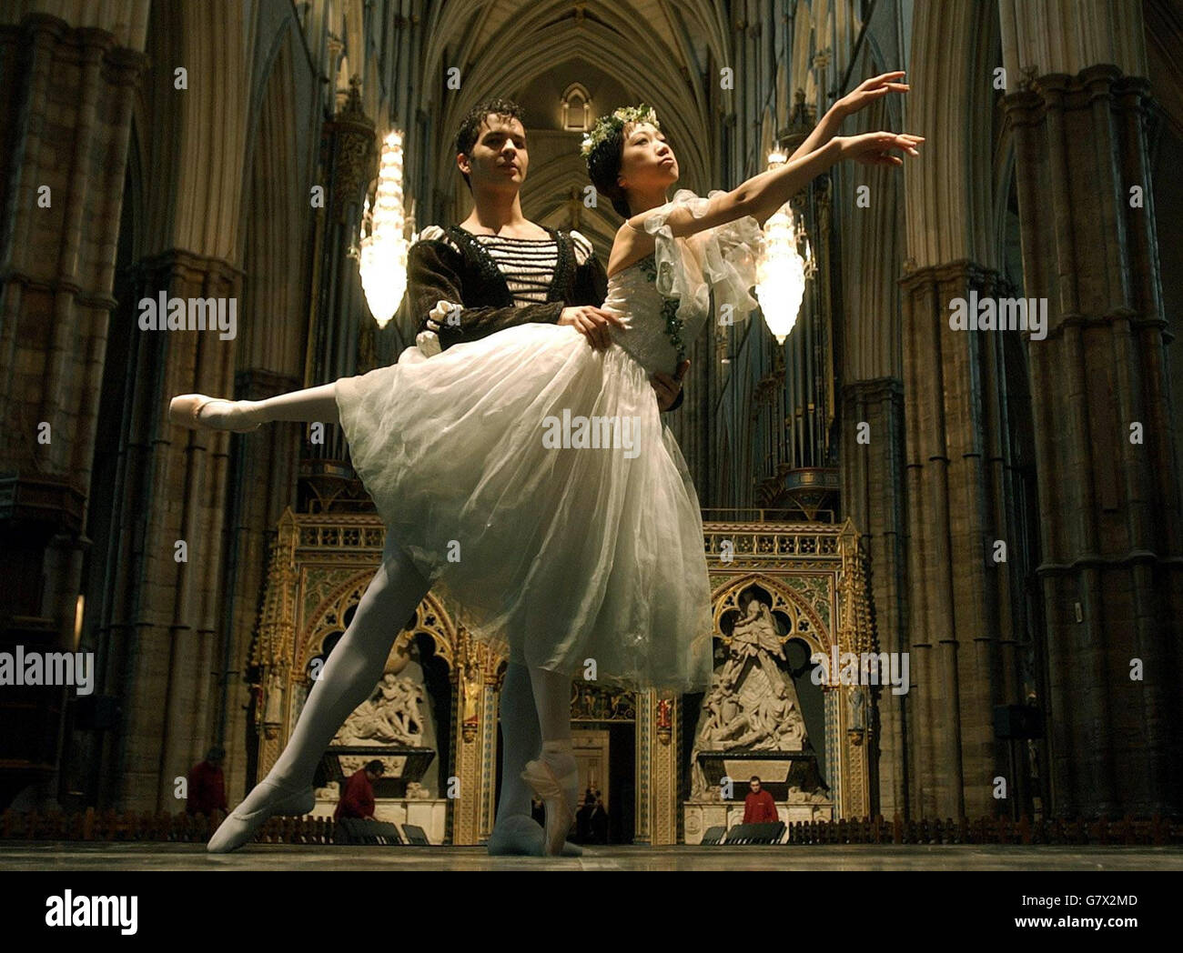 Solotänzerinnen des English National Ballet, Erina Takahashi und Arionel Vargas, die den Pas de deux von Giselle Act II, in Westminster Abbey, während einer Generalprobe für einen Dankgottesdienst, der morgen für Dame Alicia Markova, DBE, stattfinden wird, aufführen. Stockfoto