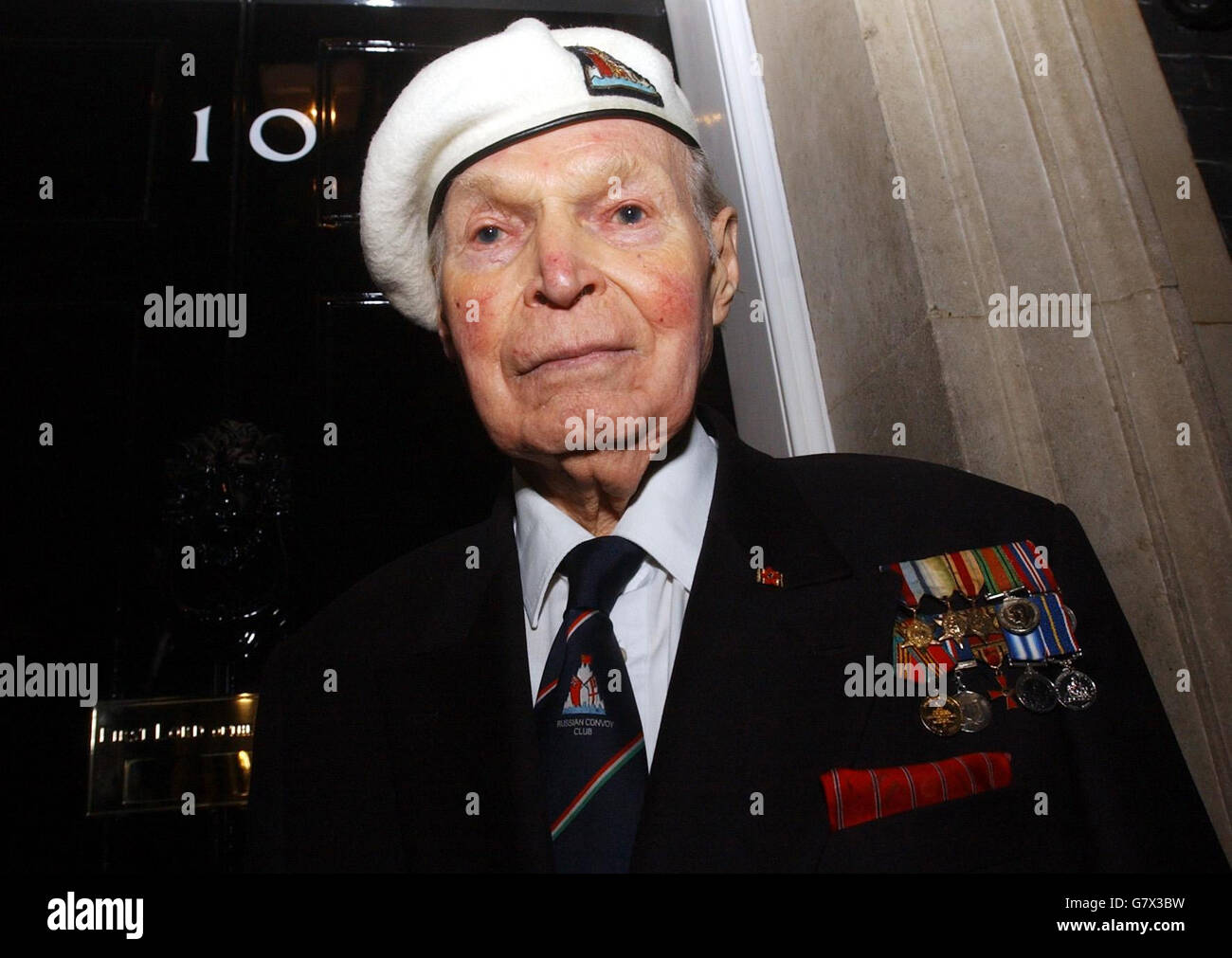 Commander Eddie Grenfell in der Downing Street im Zentrum von London. Veteranen der arktischen Konvois, die während des Zweiten Weltkriegs wichtige Lieferungen nach Russland verscherzten, erhielten schließlich 60 Jahre nach dem Ende des Konflikts Anerkennung für ihre Bemühungen. Stockfoto