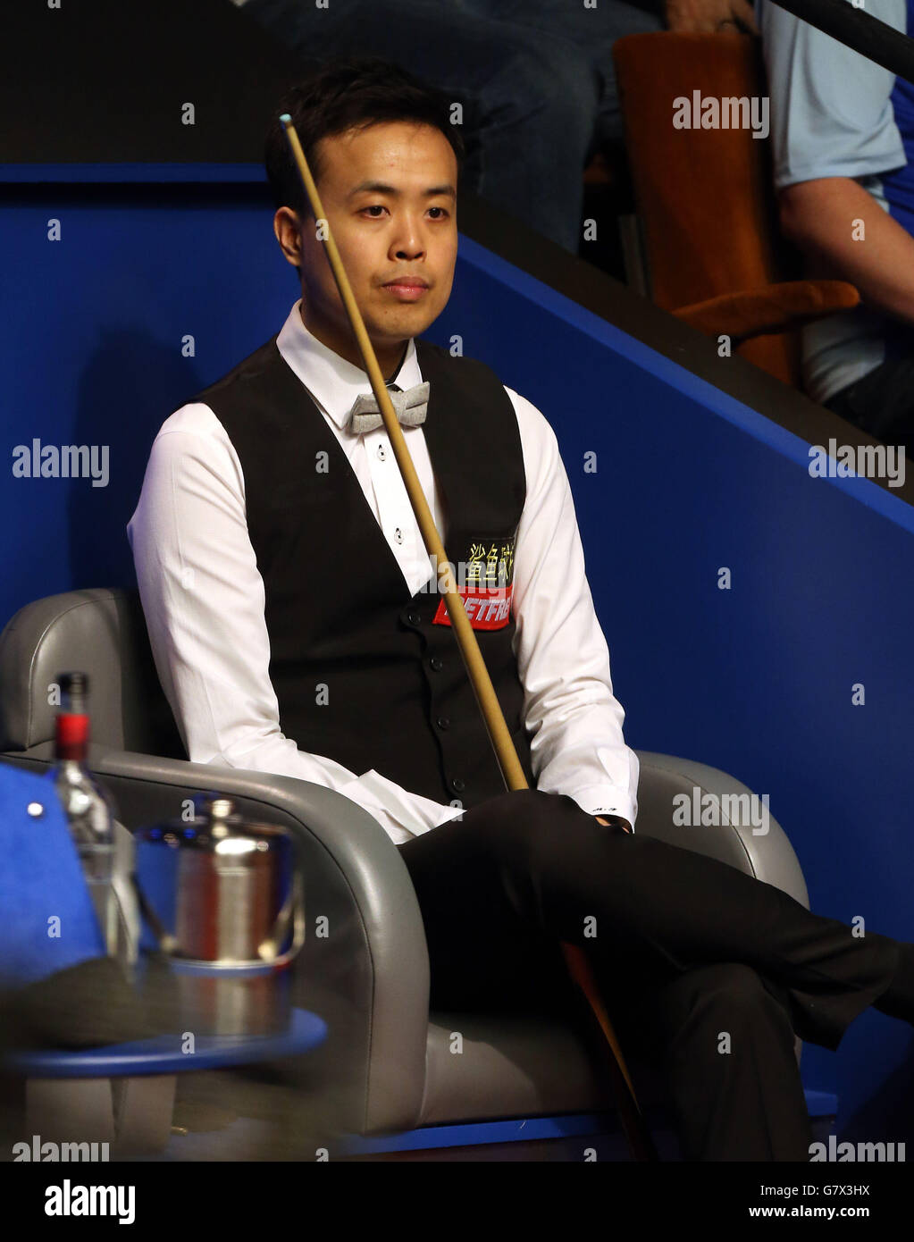 Marco Fu sitzt in seinem Stuhl während seines Spiels gegen Judd Trump am 10. Tag der Betfred World Championships im Crucible Theatre, Sheffield. Stockfoto