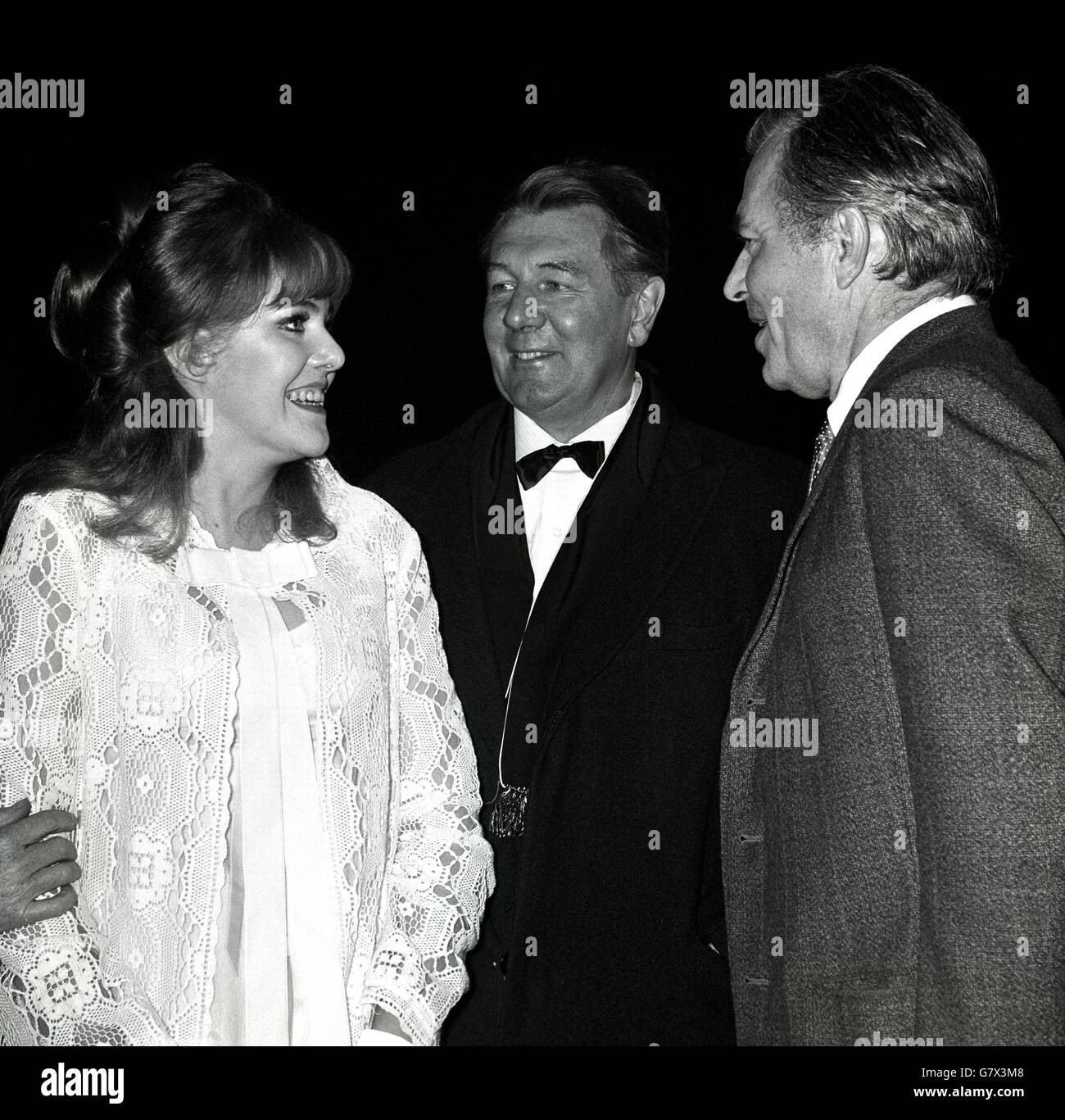 Lynn Redgrave, die die Titelrolle spielt, mit ihrem Vater Sir Michael Redgrave (c) und James Mason, Co-Star des Films. Stockfoto