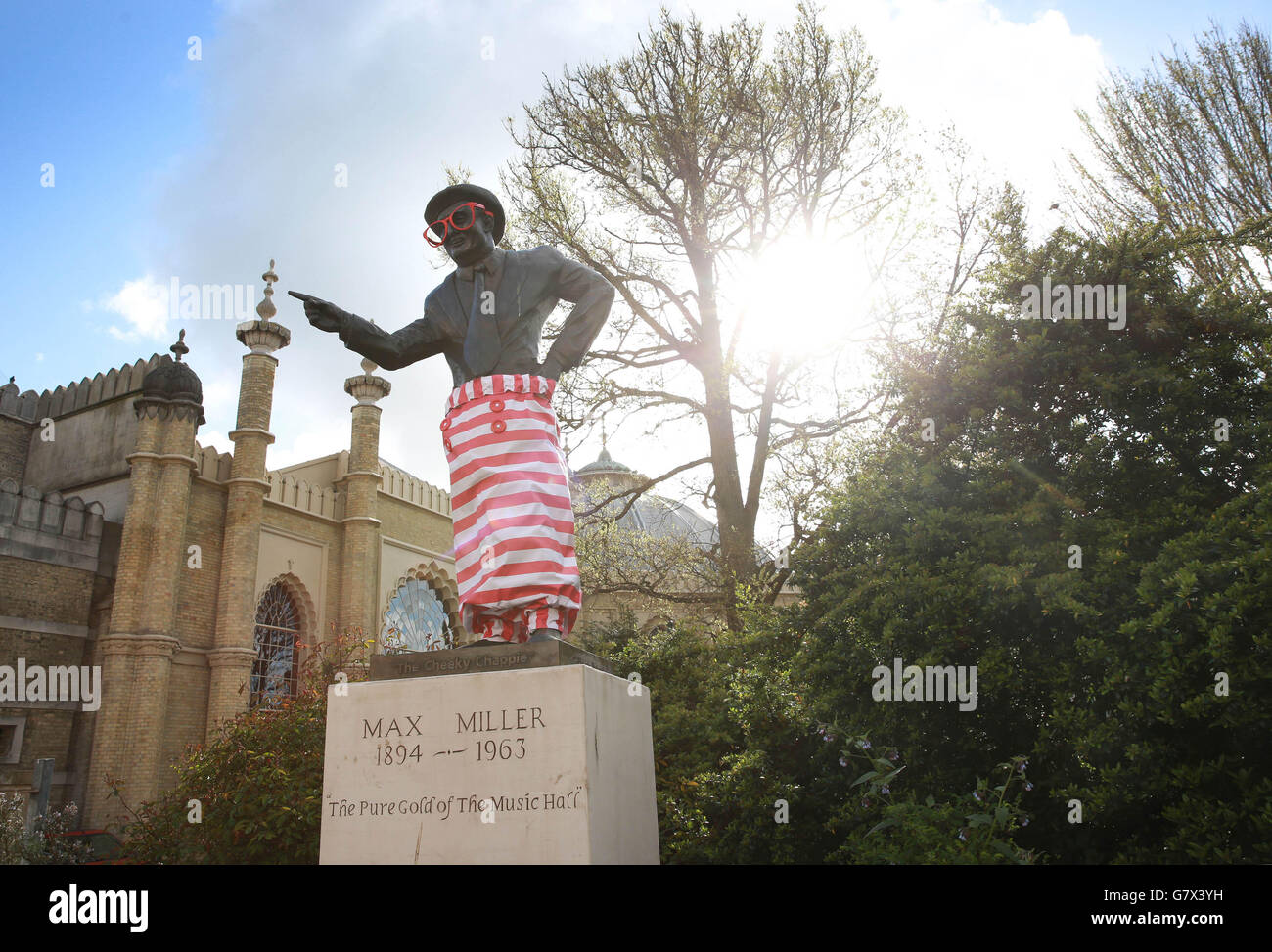 Die Statue des britischen Komikers Max Miller, die in seiner Heimatstadt Brighton in Sussex steht, zieht sich vor dem Feiertagswochenende der May Bank in einer landesweiten Kampagne für den Sommer von Pimm's an. Stockfoto