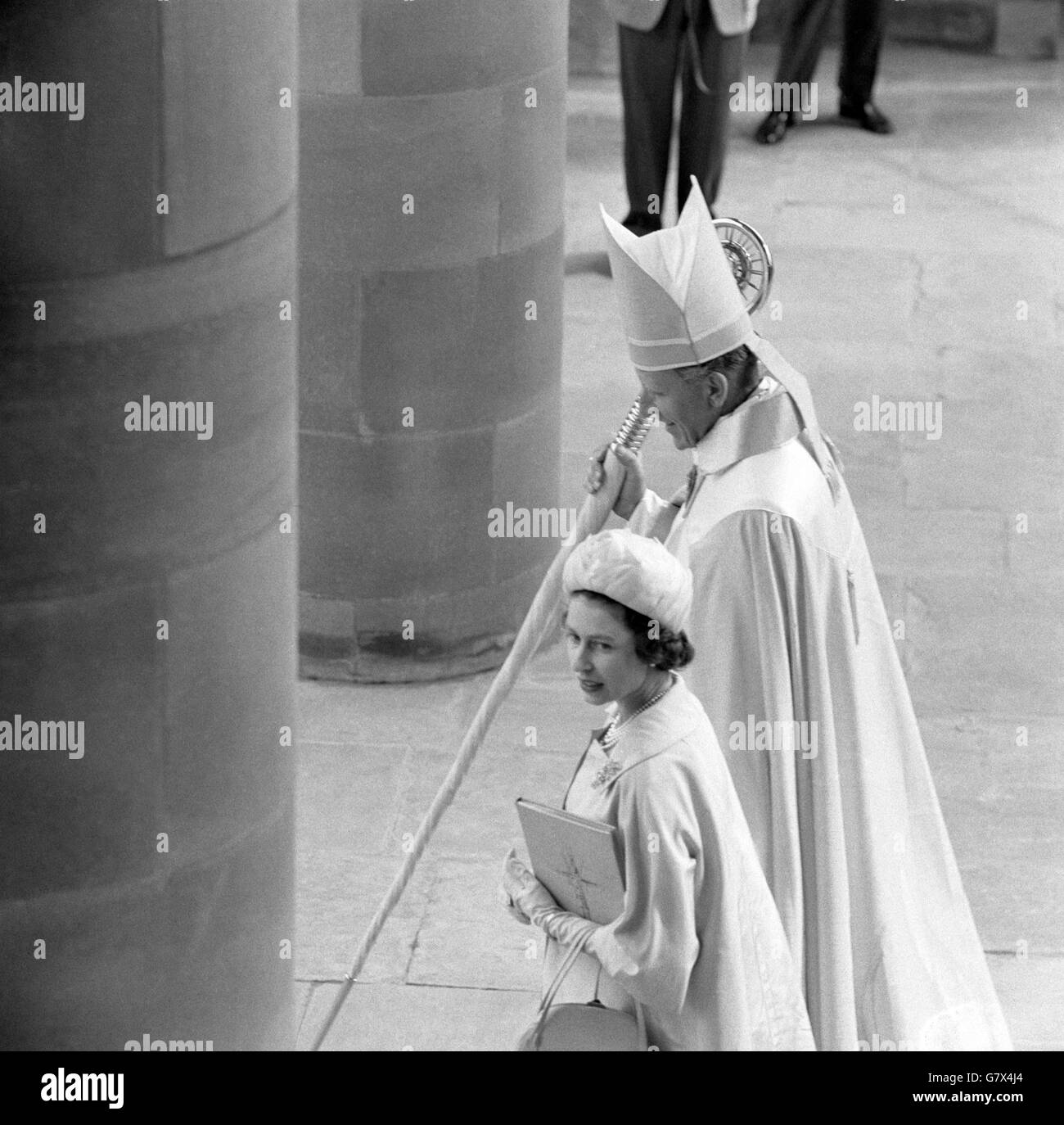 Königin Elizabeth II. Verlässt die Kathedrale von Coventry mit dem Bischof von Coventry, dem rechten Pfarrer Cuthbert Bardsley, nach der Einweihung des Gebäudes. Stockfoto