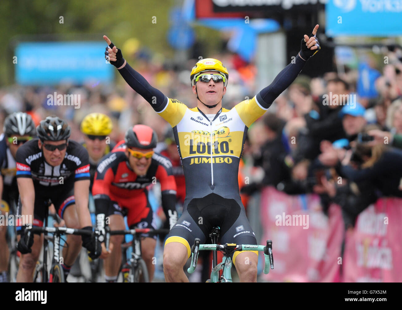 Moreno Hofland vom Team LottoNL-Jumbo feiert, als er als erster die Linie überquert, um die Etappe in York während der Tour de Yorkshire zwischen Selby und York zu gewinnen. DRÜCKEN SIE VERBANDSFOTO. Bilddatum: Samstag, 2. Mai 2015. Siehe PA Geschichte RADFAHREN Yorkshire. Bildnachweis sollte lauten: Tim Goode/PA Wire. Stockfoto