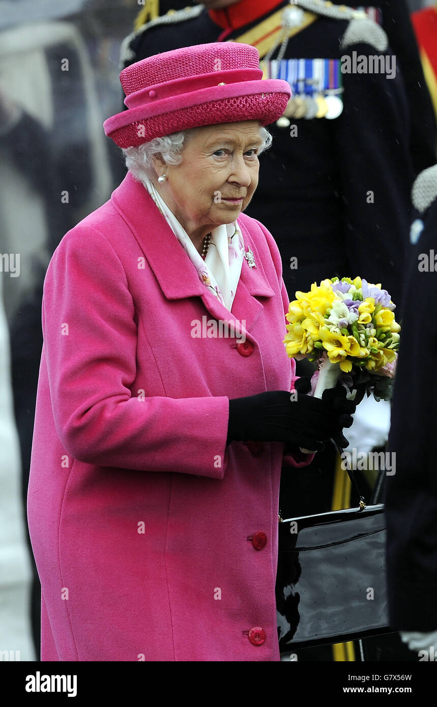 HM the Queen bei der Verschmelzungsparade der Royal Lancers der Queen und der 9./12. Royal Lancers im Richmond Castle, North Yorkshire. Bilddatum: Samstag, 2. Mai 2015. Photo Credit sollte John Giles/PA lesen Stockfoto