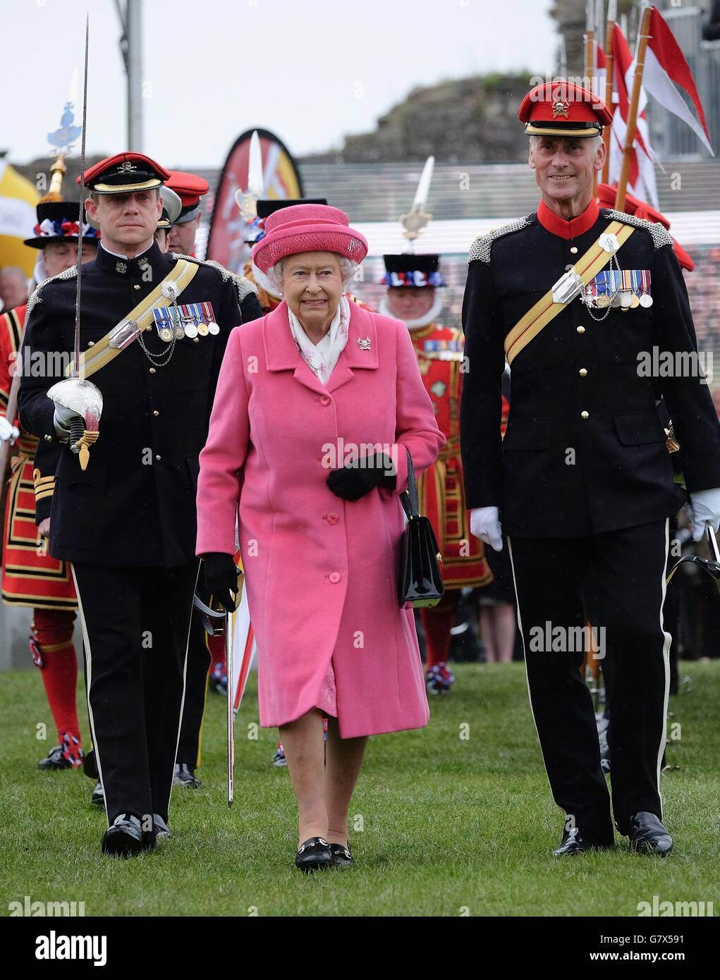 Queen Elizabeth II. Spricht bei einem Besuch von Richmond Castle Paradesoldaten an, um an der Zusammenlegung der Royal Lancers der Queen und der 9./12. Royal Lancers teilzunehmen. Stockfoto