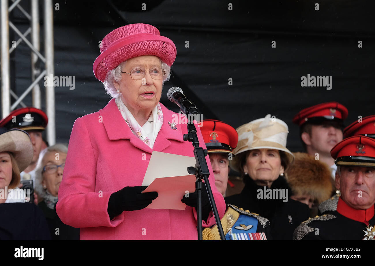 Queen Elizabeth II. Spricht bei einem Besuch von Richmond Castle Paradesoldaten an, um an der Zusammenlegung der Royal Lancers der Queen und der 9./12. Royal Lancers teilzunehmen. Stockfoto