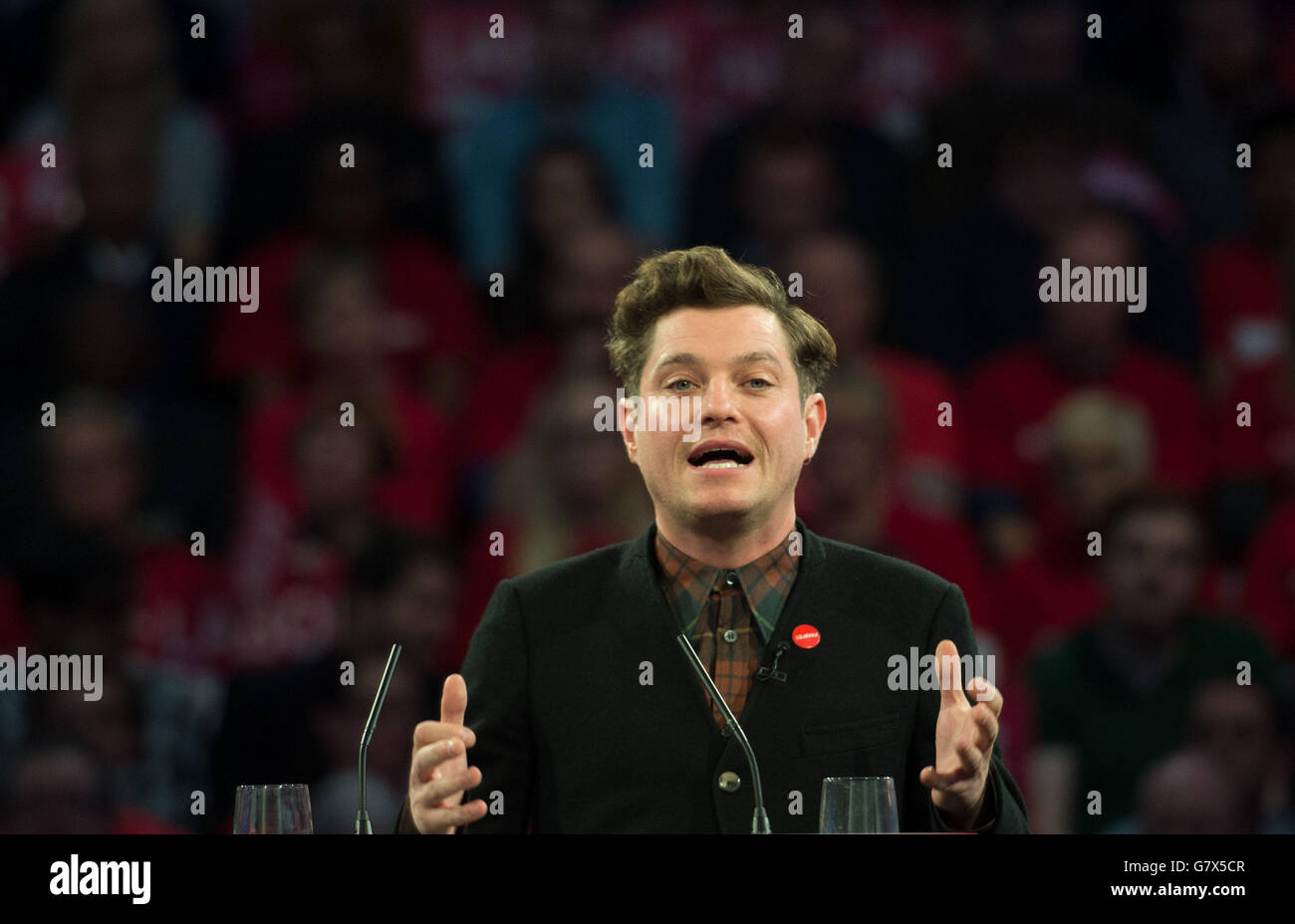 Mathew Horne spricht bei einer Kundgebung, bei der Labour-Chef Ed Miliband sich an Unterstützer in den Royal Horticultural Halls im Zentrum Londons wandte. Stockfoto