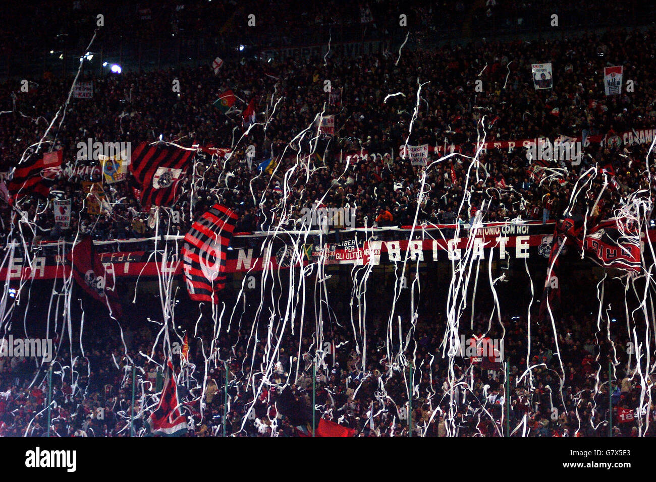 AC Mailand Fans genießen die Atmosphäre im Giuseppe Meazza Stadium Stockfoto