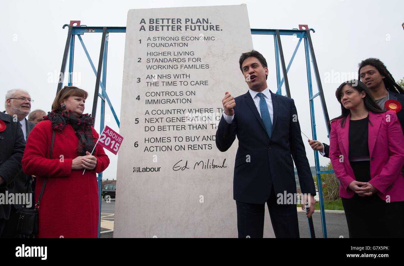 Labour-Chef Ed Miliband enthüllt während der allgemeinen Wahlkampagne Labours Versprechen, die in einen Steinsockel in Hastings eingemeißelt wurden. Stockfoto
