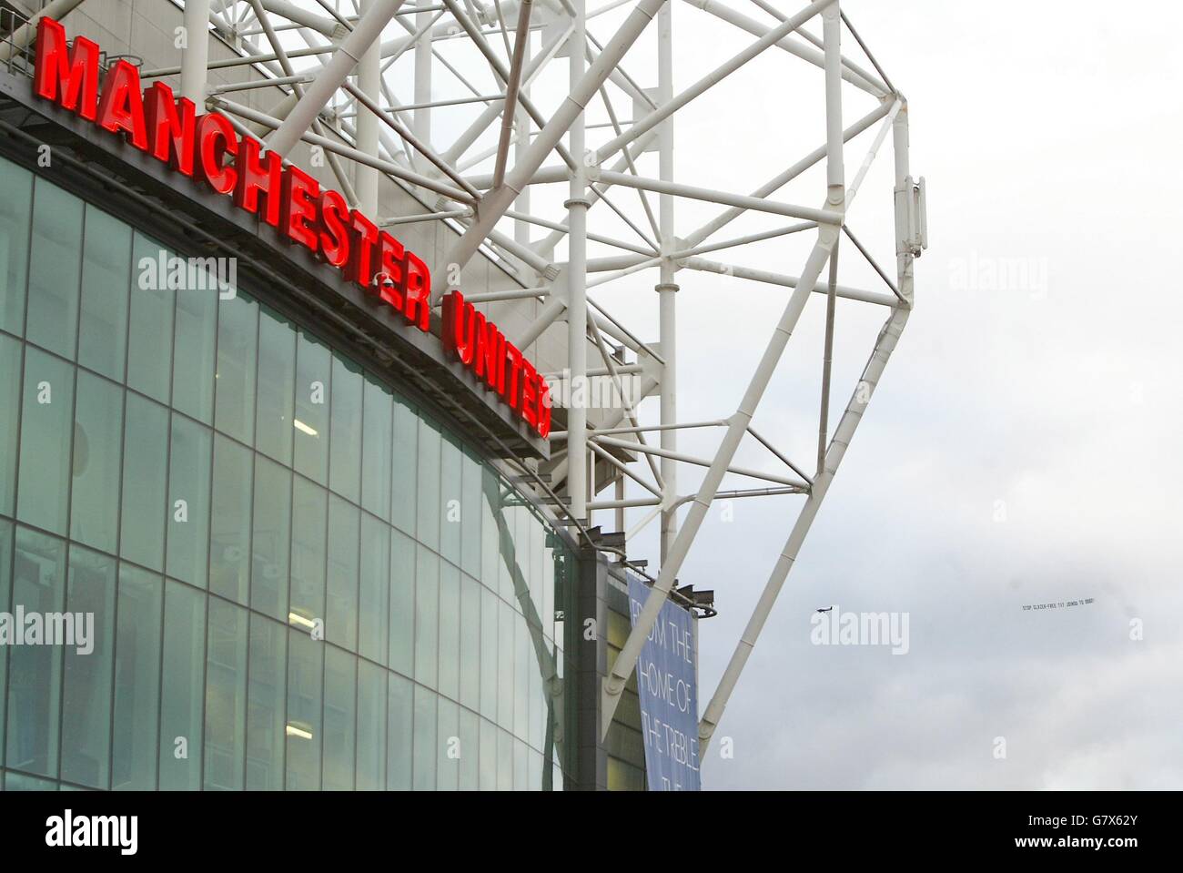 Fußball - FA Barclays Premiership - Manchester United / Portsmouth - Old Trafford. Ein Flugzeug fliegt über Old Trafford mit einer Anti - Malcolm Glazer Botschaft. Stockfoto