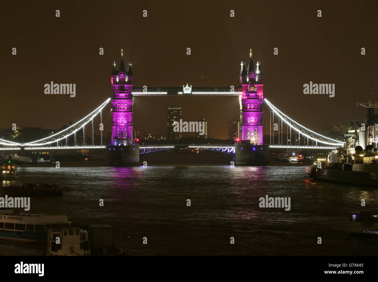 Die Tower Bridge wird beleuchtet, um die Geburt der Tochter des Herzogs und der Herzogin von Cambridge, der Prinzessin von Cambridge, in London zu feiern. Stockfoto