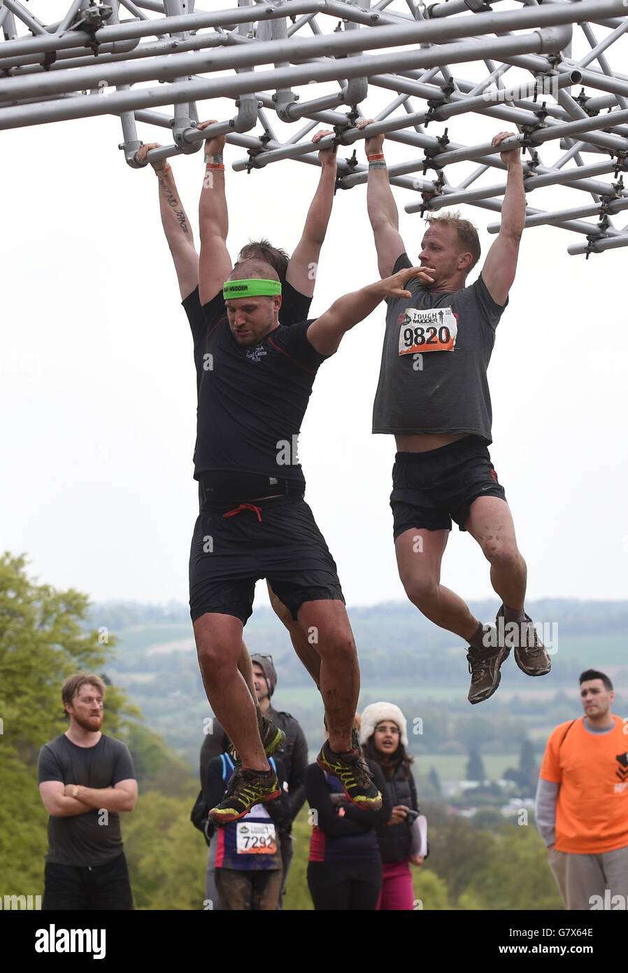 Die Teilnehmer nehmen "Funky Monkey 2.0" während des Tough Mudder London West im Culden Faw in Henley-on-Thames, Oxfordshire, in den Bden. Stockfoto