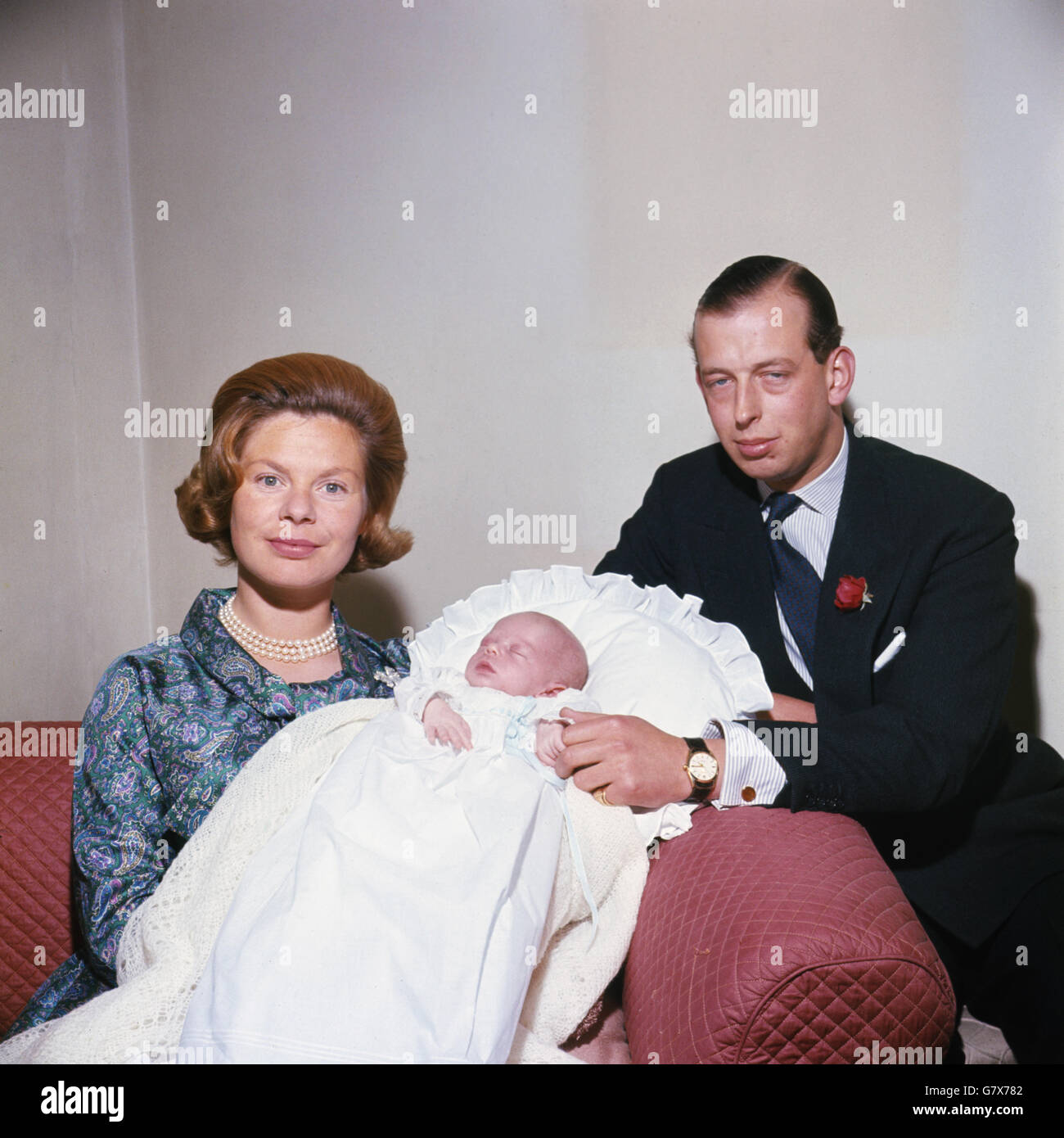 Herzog und Herzogin von Kent mit ihrem kleinen Jungen, George Windsor, Earl of St Andrews. Stockfoto