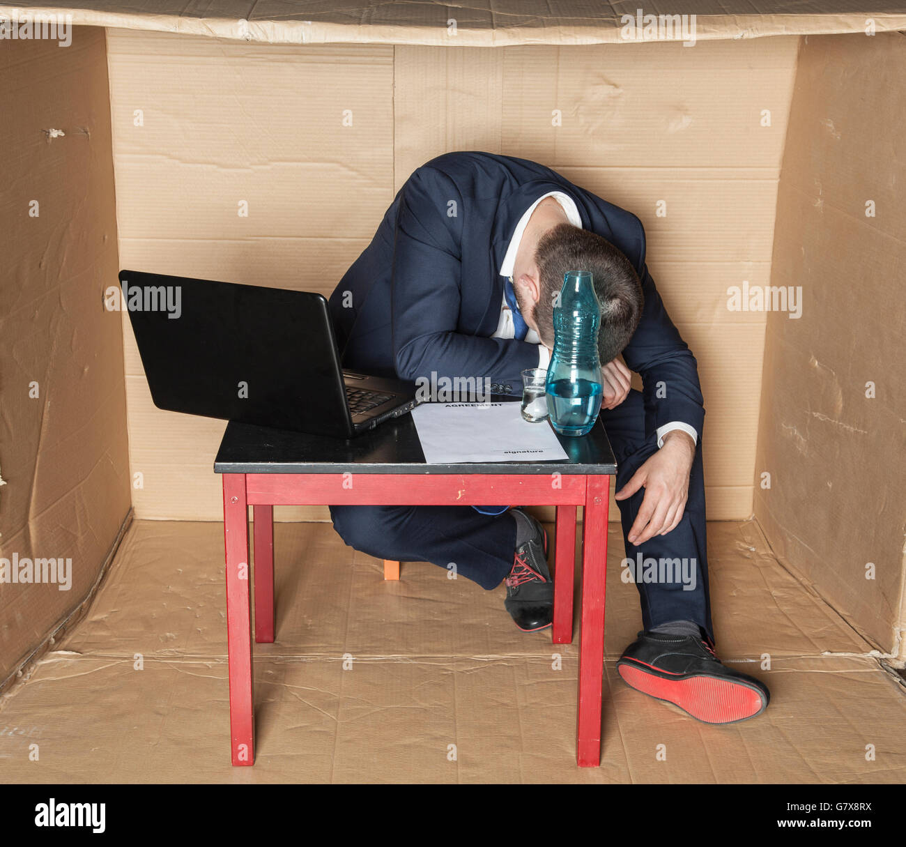 Bei Der Arbeit Eingeschlafen Betrunken Geschaftsmann Stockfotografie Alamy