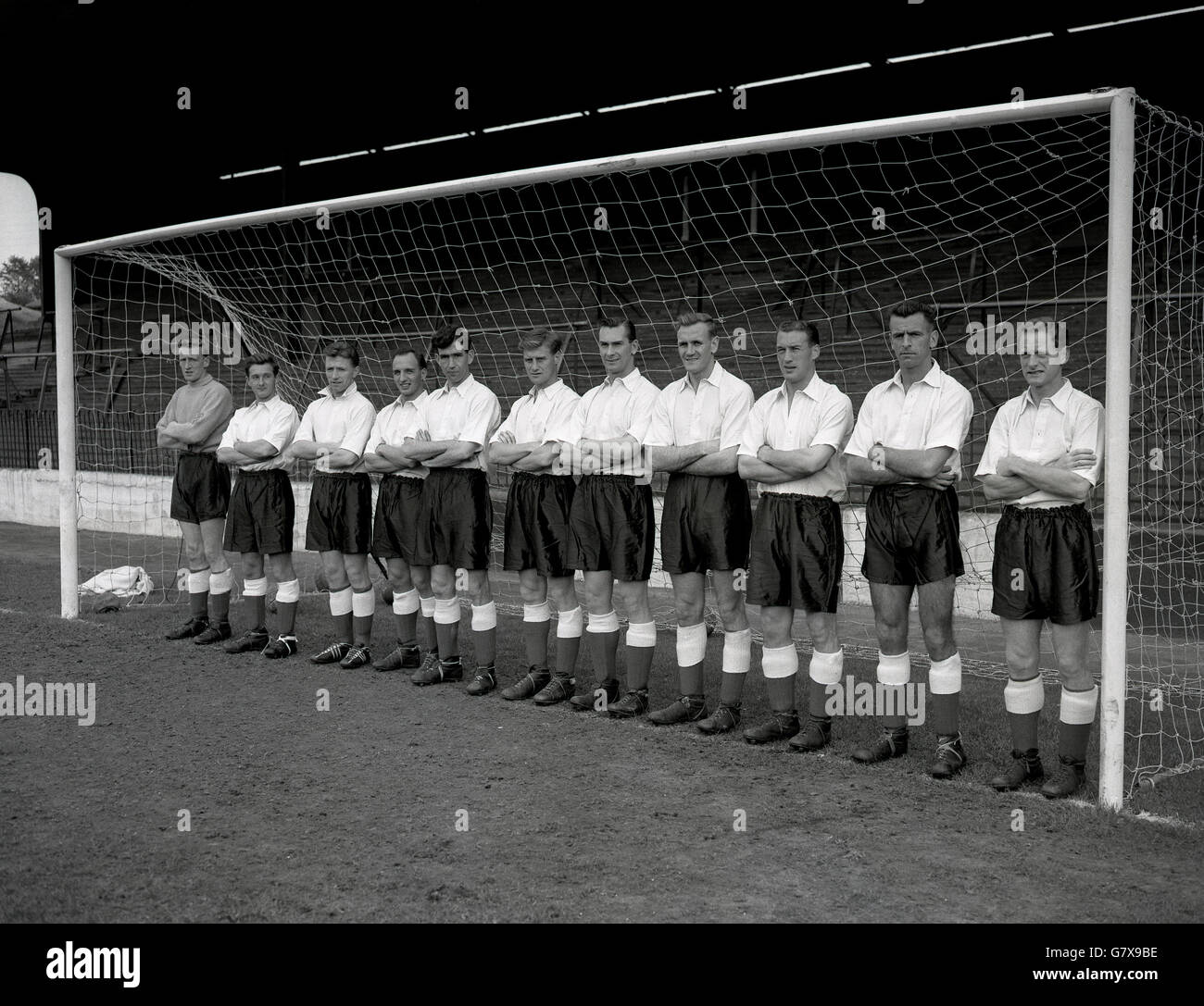 Gerahmt im Tor auf dem Valley Ground, London, wo sie vor dem Spiel gegen Dänemark trainiert wurden. Von links sind: Ron Baynham, Luton; Jeff Hall, Birmingham; Roger Byrne, Manchester United; Bill McGarry, Huddersfield; Joe Kennedy, West Bromwich Albion; Jimmy Dickinson, Portsmouth; Jackie Milburn, Newcastle; Don Revie, Manchester City; Nat Lofthouse, Bolton; Geoff Bradford, Bristol Rovers; und Tom Finney, Preston. Stockfoto