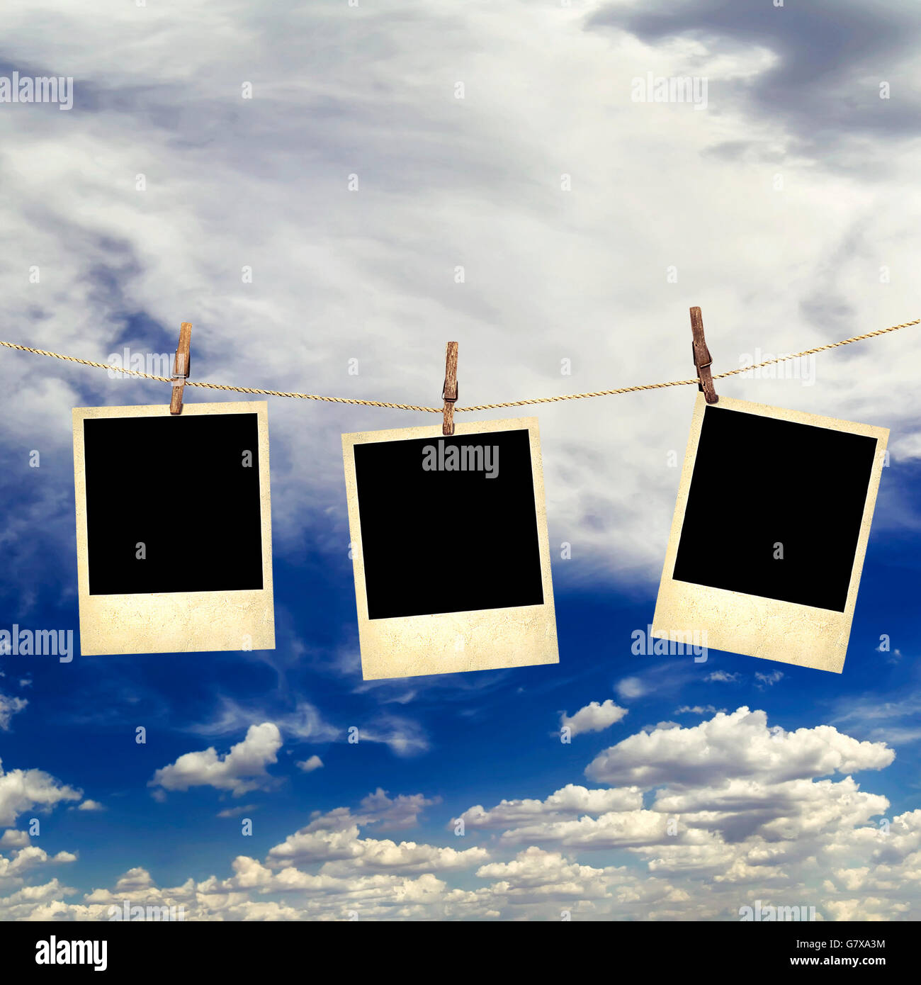 Alten Sofortbilder auf dem Hintergrund des Himmels mit Wolken Stockfoto
