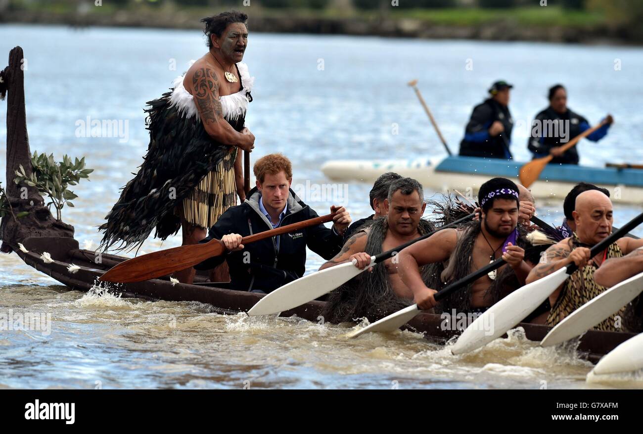 Prinz Harry hilft, auf der letzten Etappe seiner Neuseelandtour mit einem traditionellen Maori Waka Kanu auf dem Whanganui Fluss zu paddeln. Stockfoto