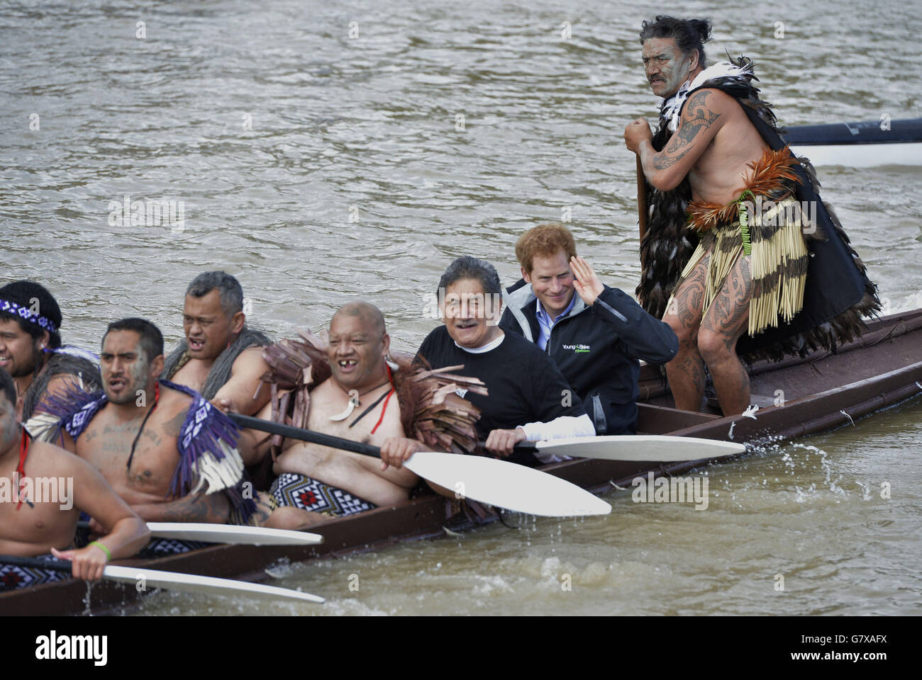 Prinz Harry hilft, auf der letzten Etappe seiner Neuseelandtour mit einem traditionellen Maori Waka Kanu auf dem Whanganui Fluss zu paddeln. Stockfoto