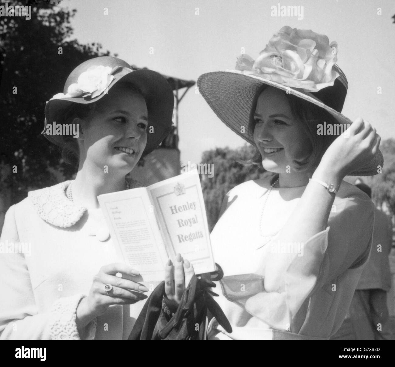 Rudern - Henley Royal Regatta - Henley-on-Thames. Georgina Fraser aus Stanstead (rechts), mit ihrer Cousine Judy Fraser aus Jersey, am ersten Tag der Henley Royal Regatta. Stockfoto