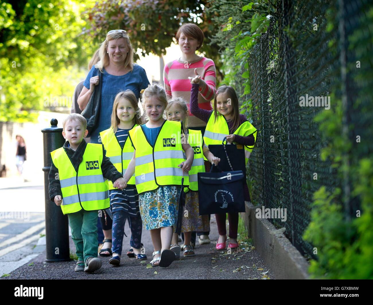 (Von links nach rechts) Jack ,3, Matilda ,5, Lieselotte,5, Phoebe,5 und Daisy,5, Schulkinder, die ihre Eltern begleiten, helfen, Walk to School Week zu starten, eine Initiative, die vom Wohnungsverband L&Q in Partnerschaft mit Schulen in der Hauptstadt unterstützt wird, Das Ziel ist es, Kinder und ihre Eltern zu ermutigen, vier Räder gegen zwei Füße zu tauschen, in Greenwich im Südosten Londons. Stockfoto