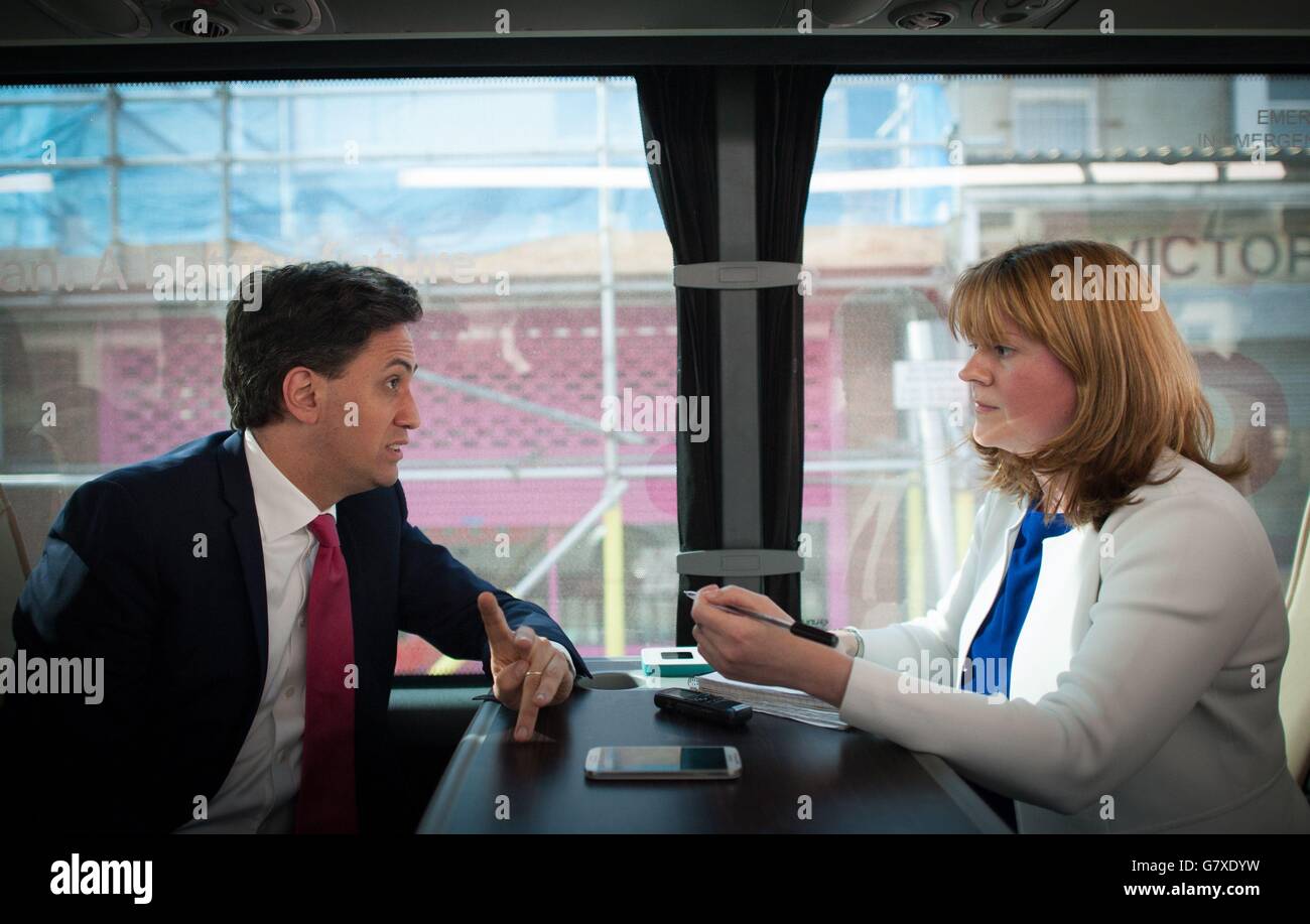 Der politische Korrespondent der Pressevereinigung, Sam Lister, interviewt den Labour-Führer Ed Miliband in seinem Wahlkampfbus in Südwales. Miliband hat den Anti-Tory-Wählern in Schottland eine Warnung ausgegeben, dass die Unterstützung der SNP ein "Glücksspiel" ist, das die Konservativen an der Macht halten könnte. Stockfoto
