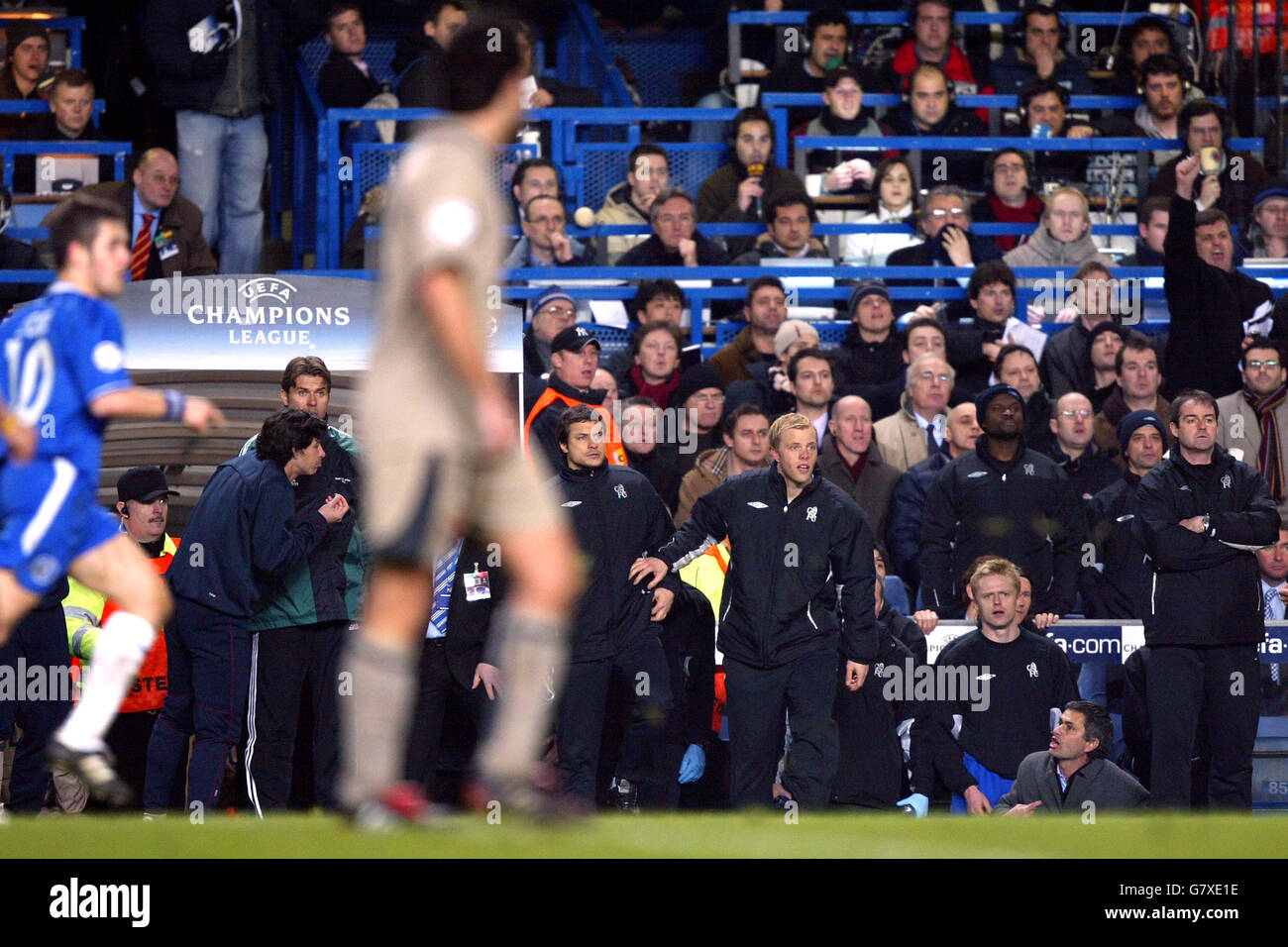 Chelseas Bank schaut nervös gegen Ende der an Spiel gegen Barcelona (Manager Jose Mourinhounten (r)) Stockfoto