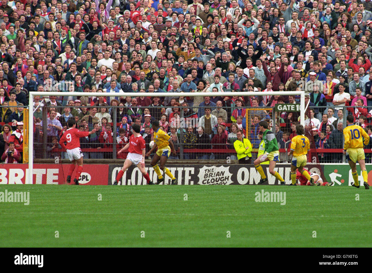 Nigel Clough (l) von Nottingham Forest (l) spielt den Ball im Far Post und erzielt eines seiner beiden Tore, beobachtet von Teamkollege Lee Glover (2. L) und Chris Fairclough von Leeds United (3. L), John Lukic (3. R), Glynn Snodin (2. R) und Gary McAllister (r) Stockfoto