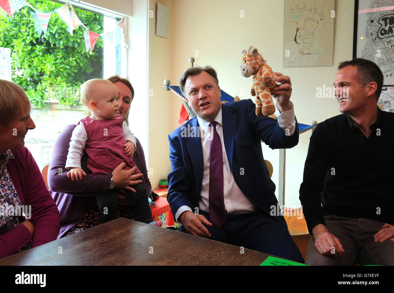 Der Schattenkanzler der Labour Party, Ed Balls, mit Peter Kyle (rechts), dem Kandidaten der Labour-Partei für Hove, treffen sich während eines Besuchs im Rahmen des allgemeinen Wahlkampfs mit Kindern und Eltern im Buchladen Book NOOK in Hove, East Sussex. Stockfoto