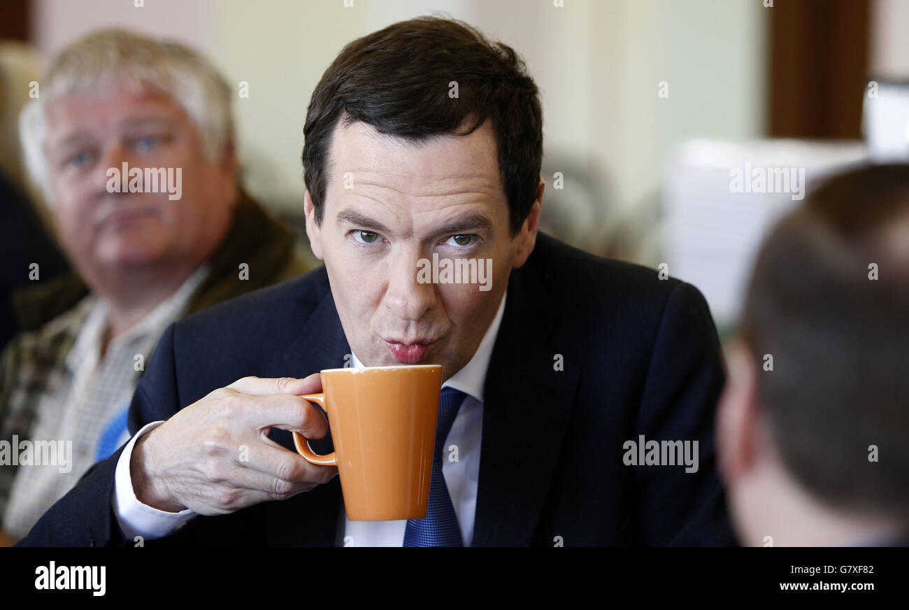 Bundeskanzler George Osborne bei einem Besuch im New Yorker Sundaes Ice Cream Parlor in Cleveleys, Blackpool, Lancashire, während er auf dem Weg zur Parlamentswahl war. Stockfoto