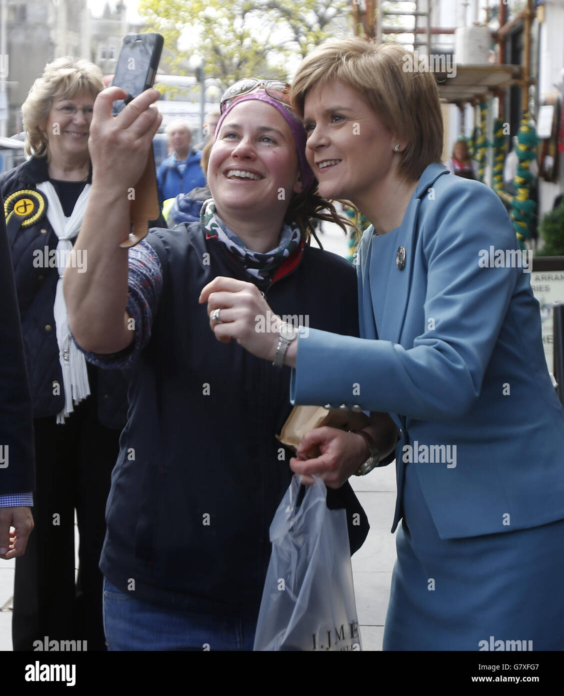 Erste Ministerin Nicola Sturgeon hat ihr Foto während des Wahlkampfes in St. Andrews, Schottland, gemacht. Stockfoto