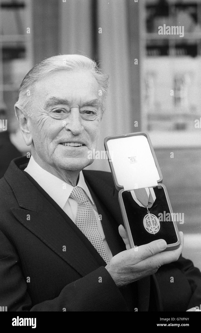 Sir David Lean, 76, der Regisseur, der im Buckingham Palace für "Bridge over the River Kwai" und "Lawrence of Arabia" die Oscars gewann, als er von der Queen während einer Investitur geehrt wurde. Sir David wurde zum Geburtstag der Königin zum Ritter geschlagen. Stockfoto