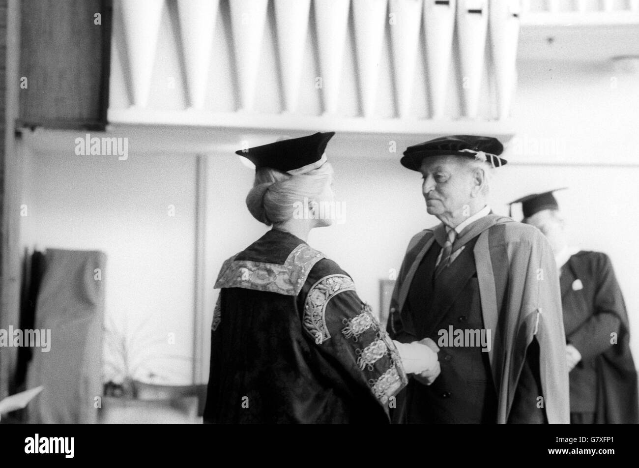 Sir David Lean, der langjährige Filmregisseur, und die Herzogin von Kent, der Kanzlerin der Leeds University, die ihm bei einer Zeremonie einen Grad an Briefen überreichte. Stockfoto