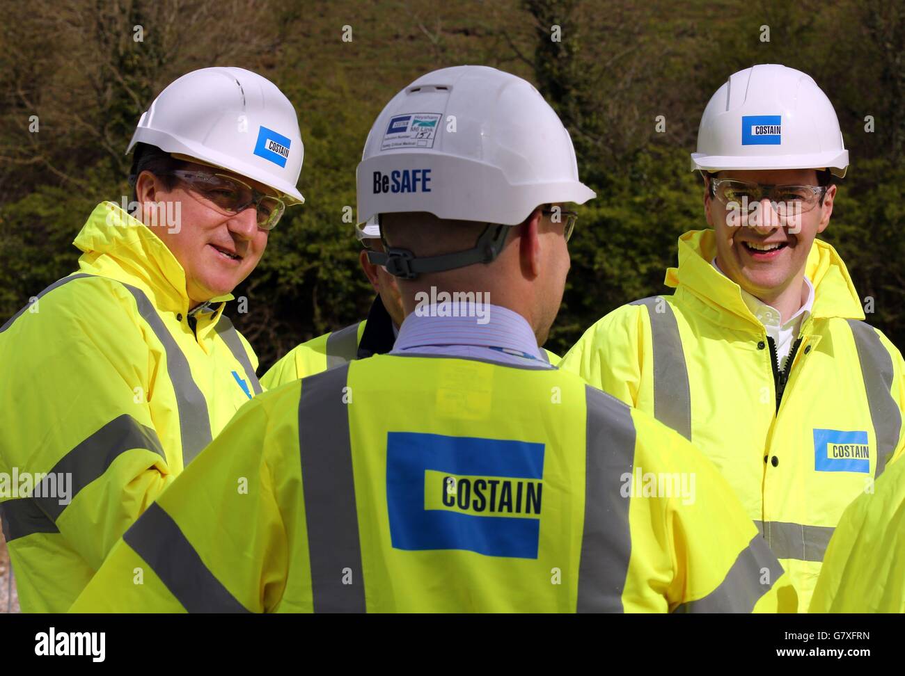 Premierminister David Cameron (links) und Kanzler George Osborne (rechts) während einer Tour des Heysham zur M6-Verbindungsstraße Baustelle bei Morecambe während der allgemeinen Wahlkampagne. Stockfoto