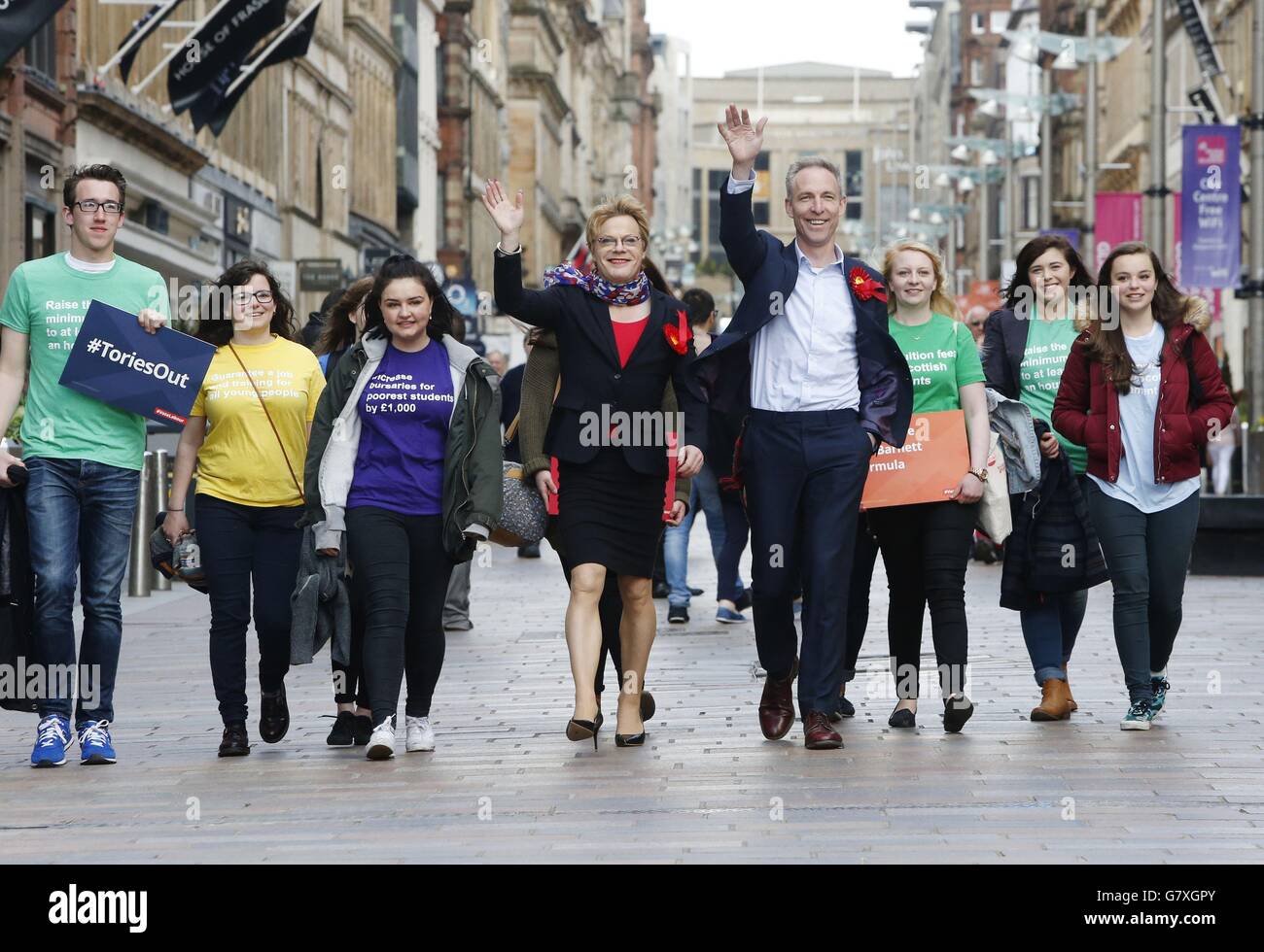 Der Komiker Eddie Izzard und der schottische Labour-Chef Jim Murphy auf dem Weg zur Parlamentswahl in Glasgow. Stockfoto