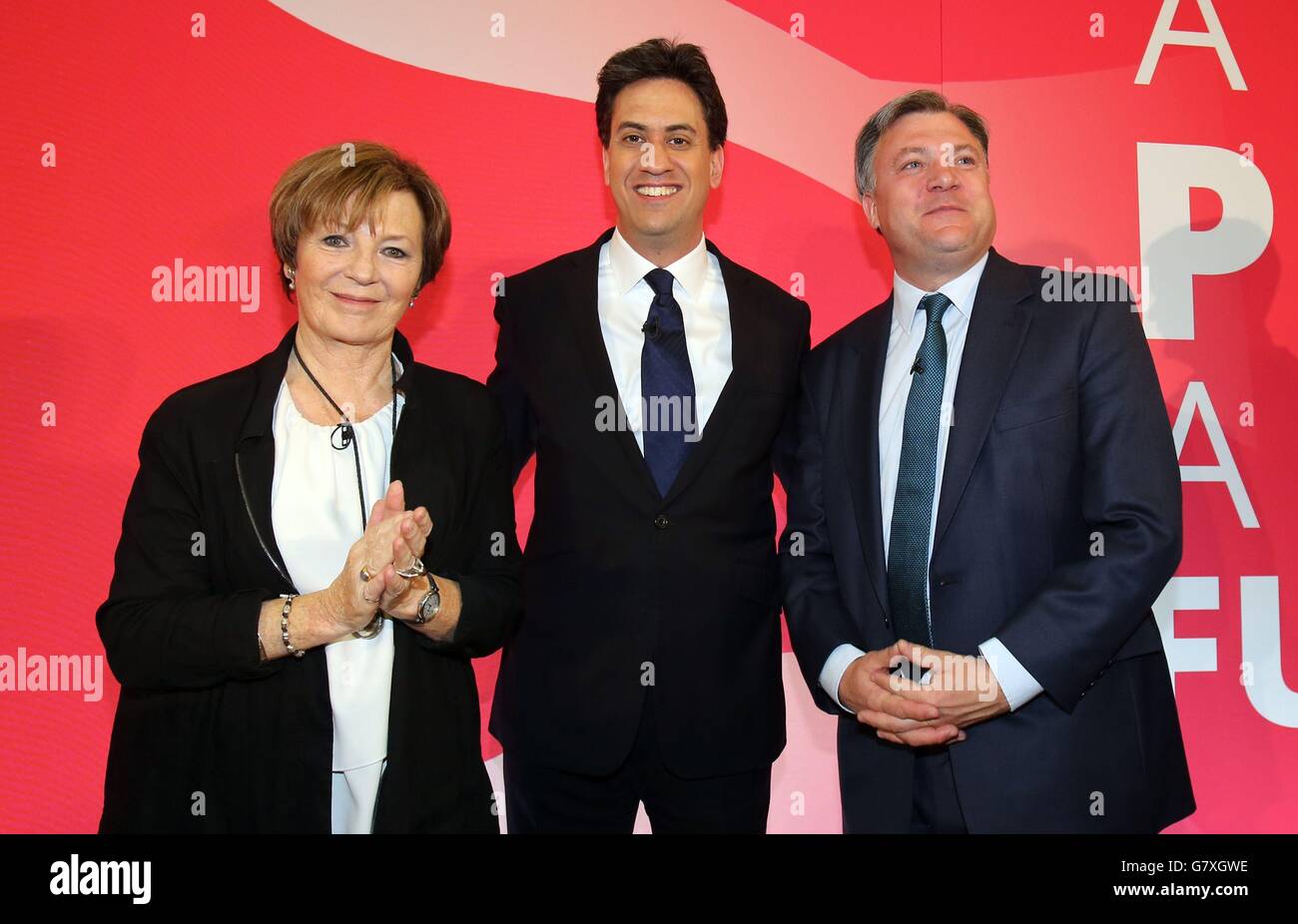 (Von links nach rechts) TV-Köchin Delia Smith, Labour-Parteivorsitzender Ed Miliband und Labour Shadow Chancellor Ed Balls bei einer Kundgebung im Brighton Hove und am Sussex Sixth Form College in Brighton. Stockfoto