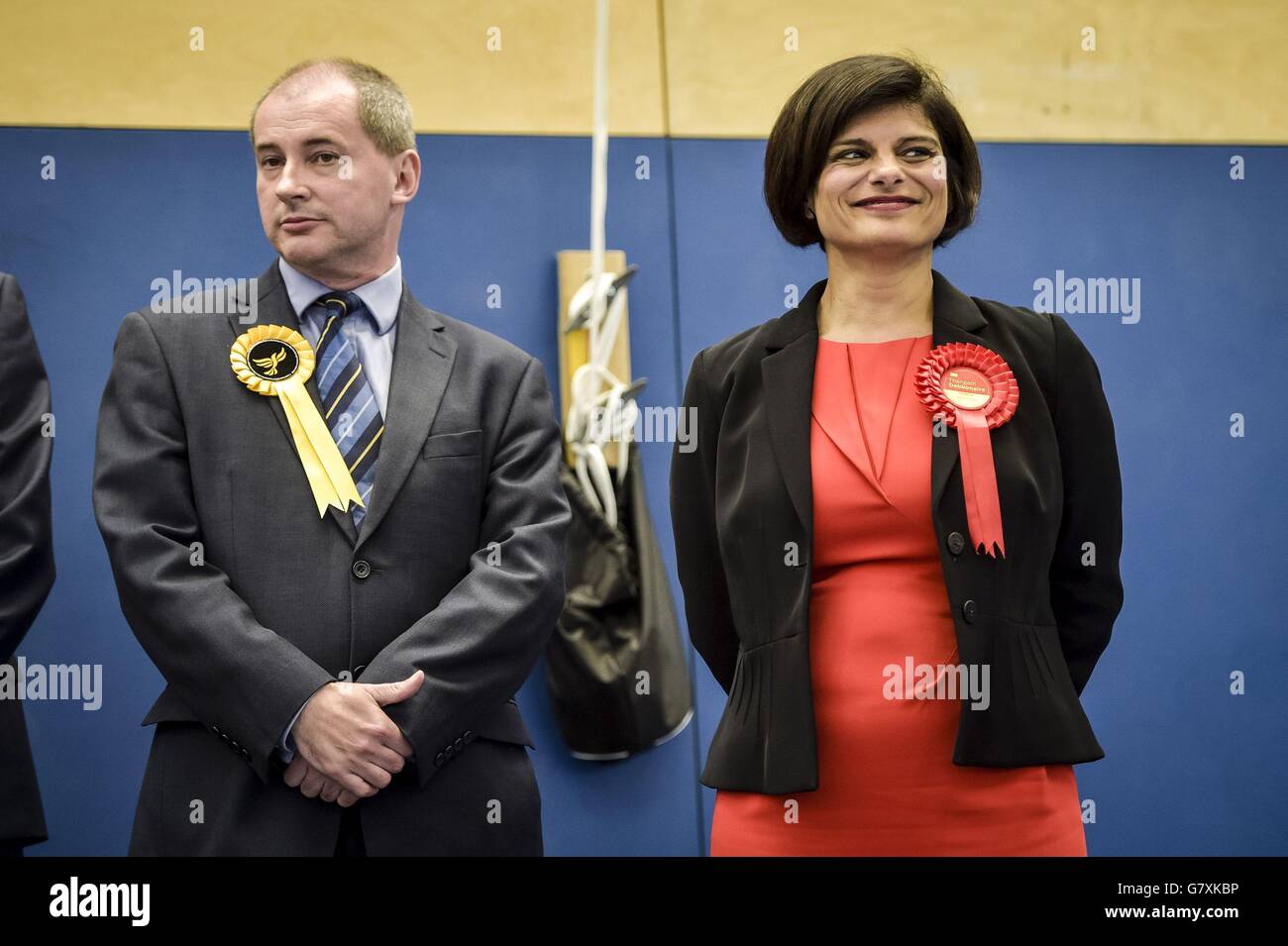 Der Kandidat des liberalen Demokraten Stephen Williams steht neben seinem Rivalen für den Sitz in Bristol West, da der Labour-Abgeordnete Thangam Debbonaire den Sitz bei der Parlamentswahl 2015 an der City Academy Bristol gewinnt. Stockfoto