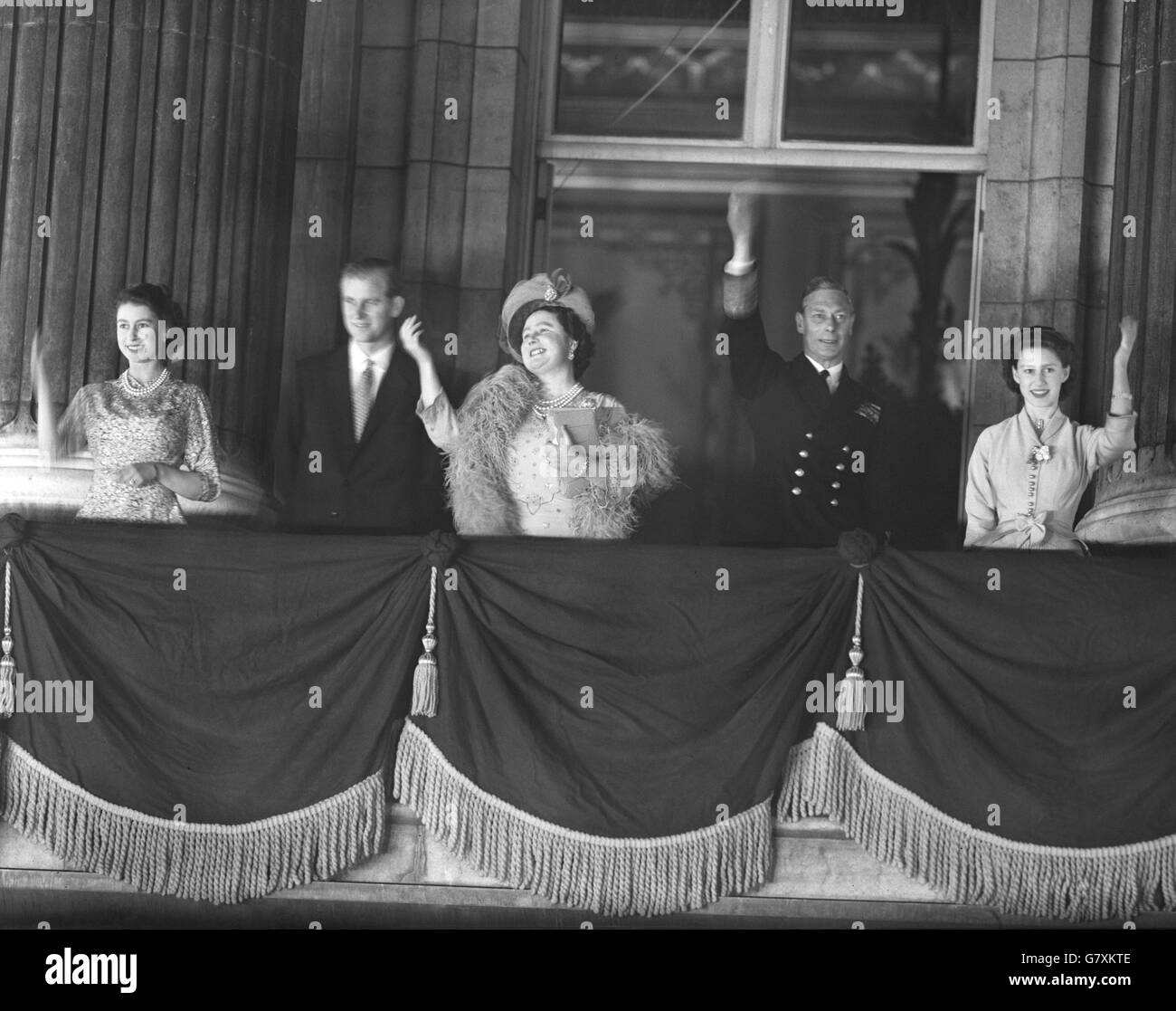 König George VI., mit der Königin und Prinzessin Margaret (rechts), Prinzessin Elizabeth und dem Herzog von Edinburgh auf dem Balkon des Buckingham Palace anlässlich der Silberhochzeit des Königs und der Königin. Stockfoto