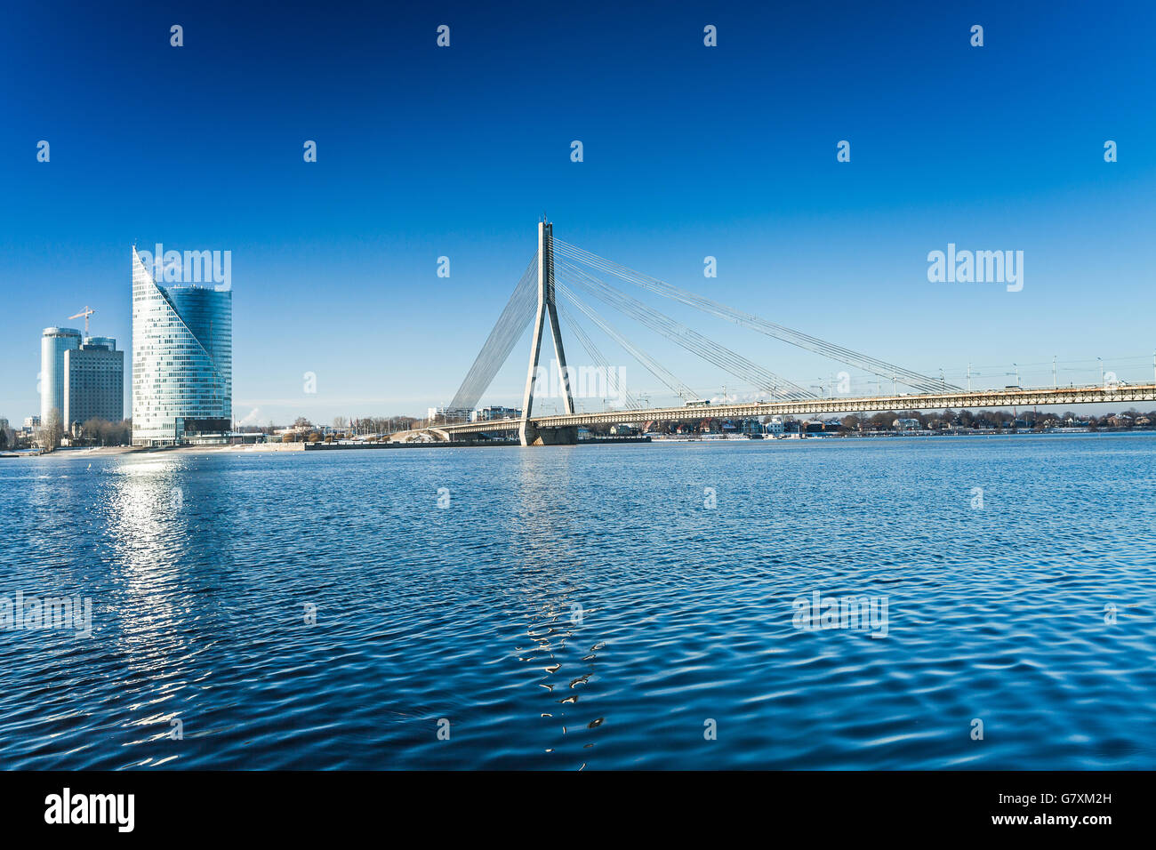 Gebäude und Vansu Brücke am Fluss Daugava in Riga Stockfoto