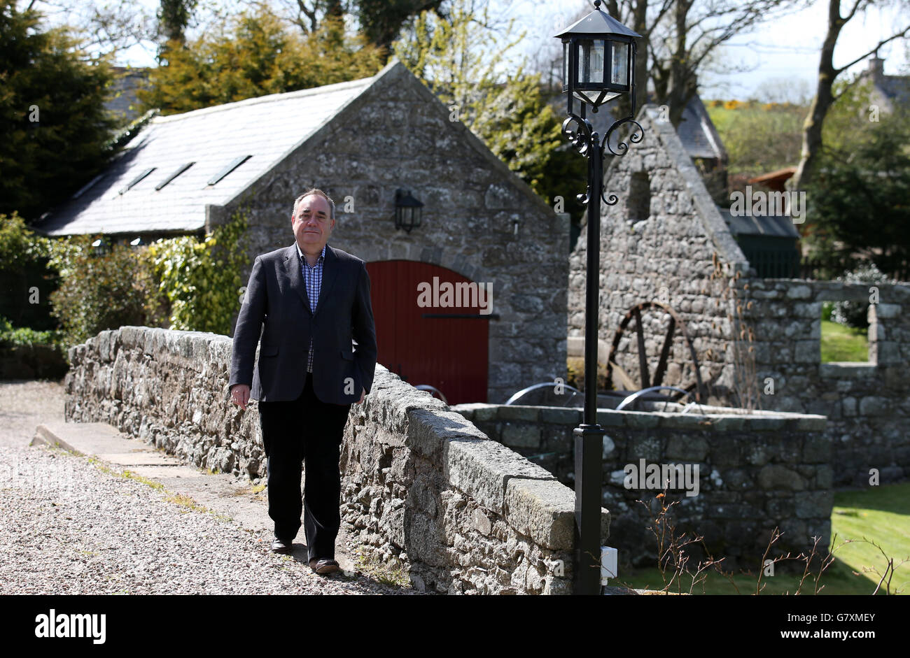 Alex Salmond, ehemaliger Vorsitzender der schottischen Nationalpartei in seinem Haus in Strichen, nachdem er neuer Abgeordneter für Gordon geworden war, nachdem er bei den Parlamentswahlen den Wahlkreis von den Liberaldemokraten abgetreten hatte. Stockfoto
