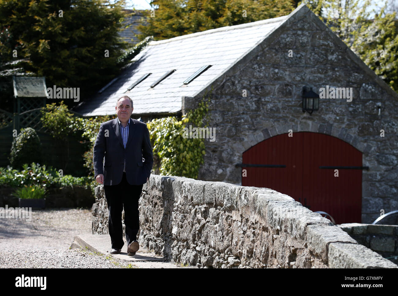 Alex Salmond, ehemaliger Vorsitzender der schottischen Nationalpartei in seinem Haus in Strichen, nachdem er neuer Abgeordneter für Gordon geworden war, nachdem er bei den Parlamentswahlen den Wahlkreis von den Liberaldemokraten abgetreten hatte. Stockfoto