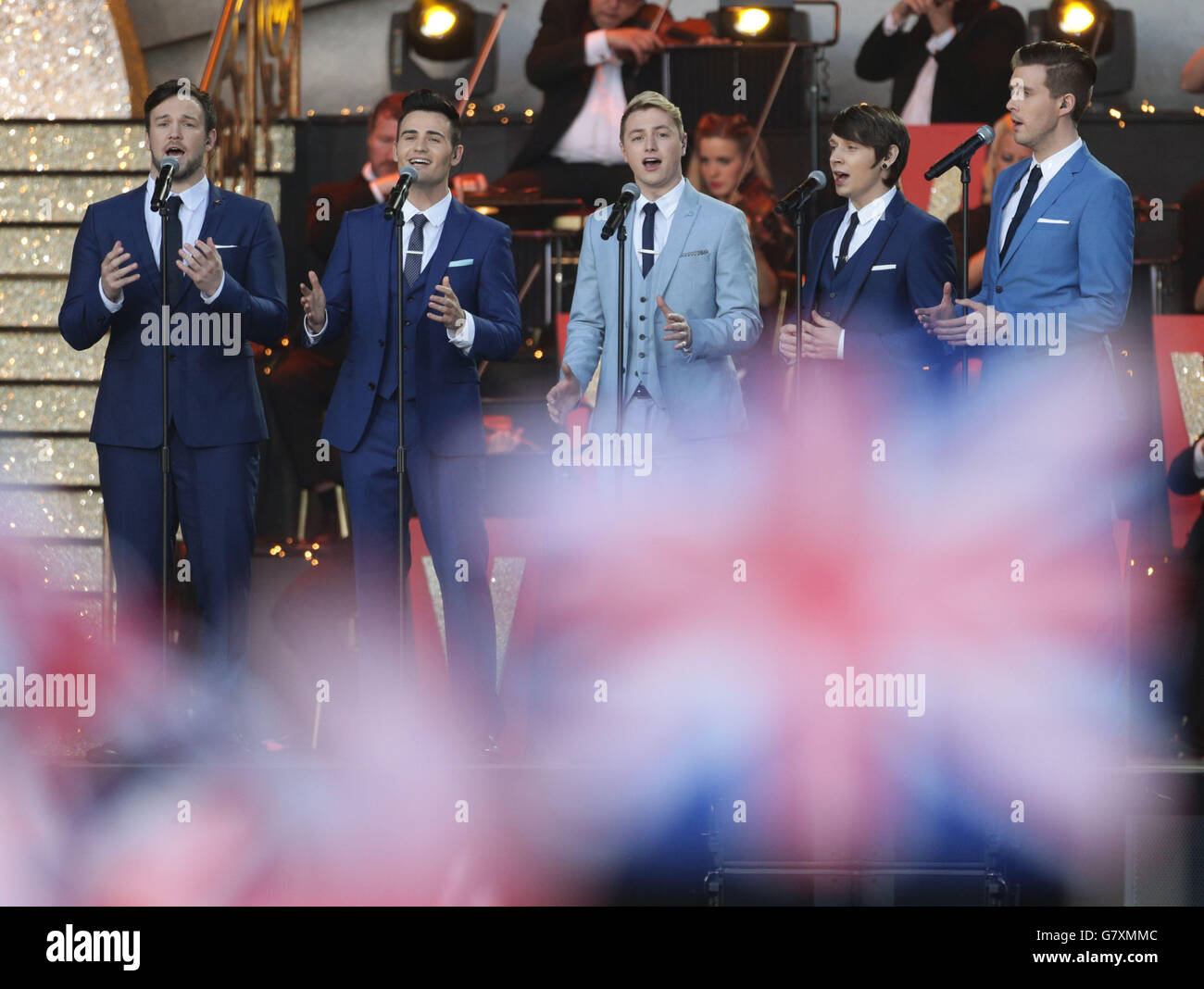 Collabro treten während des VE Day 70: A Party to Remember Konzerts auf der Horse Guards Parade in Whitehall, London auf. Stockfoto