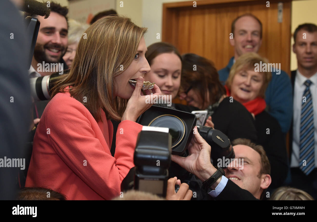 Sky News Royal Korrespondent, Riahnnon Mills probiert eine Bluff Auster, die ihr von Prinz Harry während seines Besuchs im Stewart Island Community Center am zweiten Tag seiner Tour durch Neuseeland übergeben wurde. Stockfoto