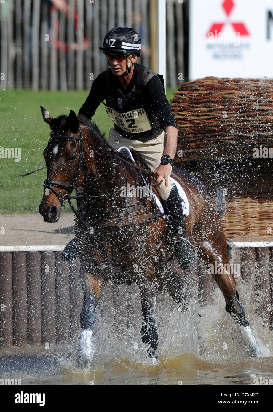 Der Neuseeländer Andrew Nicholson reitet Calico Joe am vierten Tag der Badminton Horse Trials, Badminton. DRÜCKEN SIE VERBANDSFOTO. Bilddatum: Samstag, 9. Mai 2015. Siehe PA Geschichte REITEN Badminton. Bildnachweis sollte lauten: Tim Goode/PA Wire Stockfoto