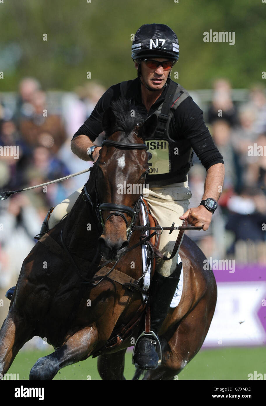 Der Neuseeländer Andrew Nicholson reitet Calico Joe am vierten Tag der Badminton Horse Trials, Badminton. DRÜCKEN SIE VERBANDSFOTO. Bilddatum: Samstag, 9. Mai 2015. Siehe PA Geschichte REITEN Badminton. Bildnachweis sollte lauten: Tim Goode/PA Wire Stockfoto