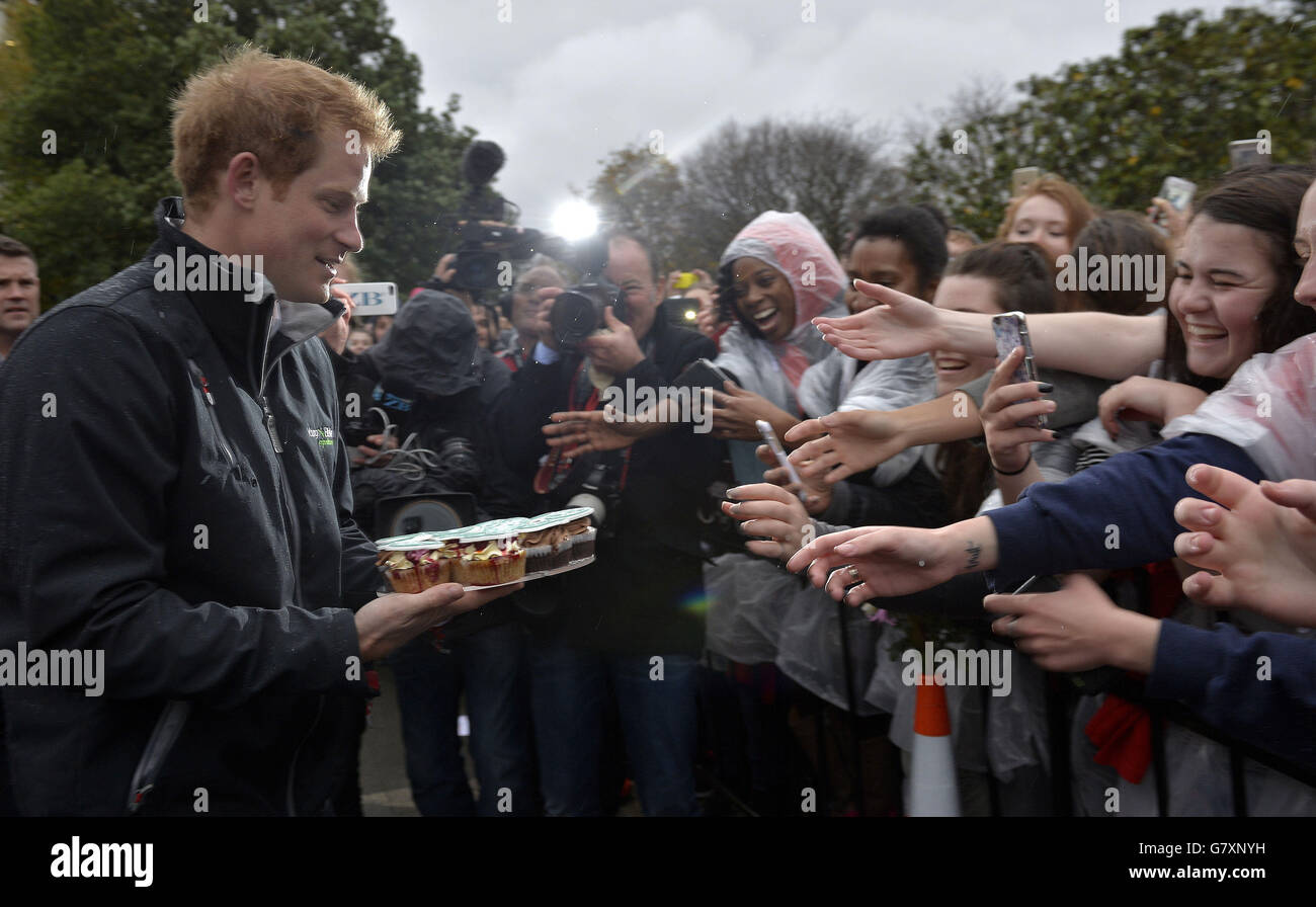 Prinz Harry gibt Cupcakes während eines Besuchs an der University of Canterbury in Christchurch auf der letzten Etappe seiner Neuseeland-Tour. Stockfoto