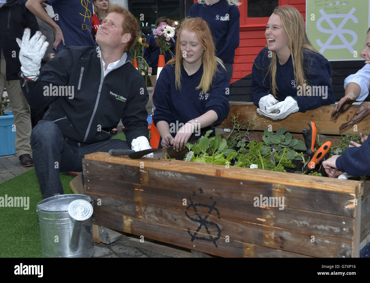 Prinz Harry geht bei einem Besuch der University of Canterbury in Christchurch im Regen zur Gartenarbeit auf der letzten Etappe seiner Neuseelandreise. Stockfoto