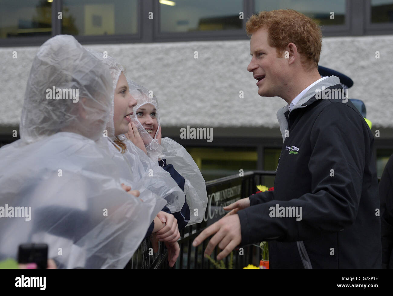 Prinz Harry trifft Studenten bei einem Besuch der University of Canterbury in Christchurch im Regen auf der letzten Etappe seiner Neuseeland-Tour. Stockfoto