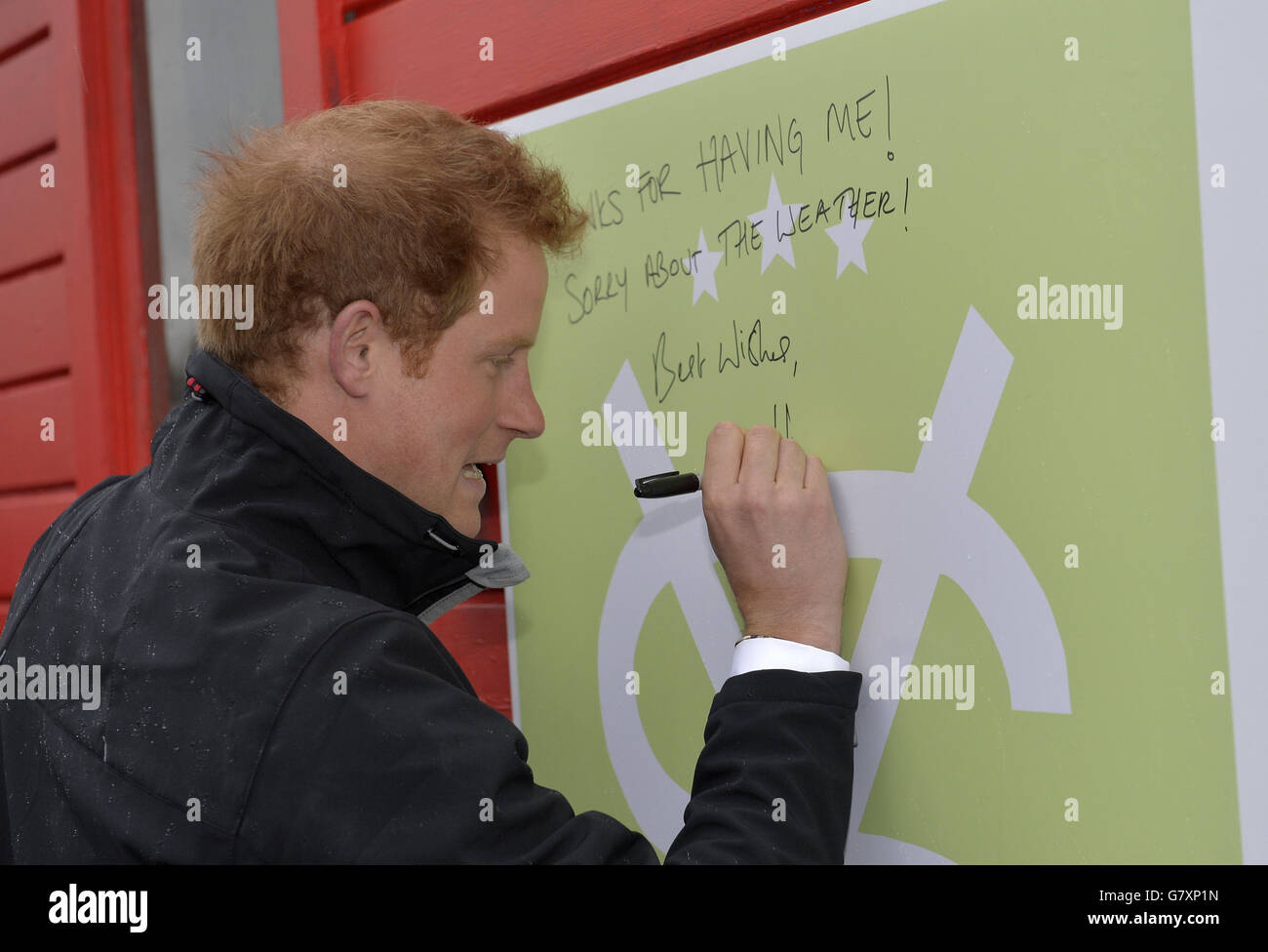 Prinz Harry signiert seinen Namen auf einem Schuppen während eines Besuchs der University of Canterbury in Christchurch auf der letzten Etappe seiner Neuseeland-Tournee. Stockfoto