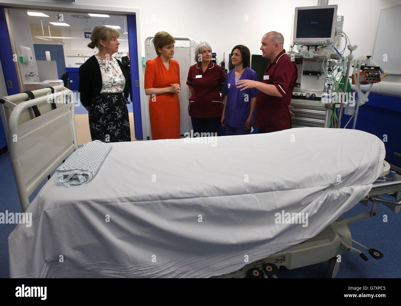 Die erste Ministerin Nicola Sturgeon (zweite links) mit der Kabinettsministerin für Gesundheit Shona Robison (links), der Hauptkrankenschwester Janice Alexander (Mitte), Dr. Sara Robinson und dem Klinikkrankenschwester-Manager Chris Connolly bei einem Besuch im Royal Infirmary in Edinburgh, Dort lobte Sturgeon die Mitarbeiter als A&amp;E-Leistungszahlen und verbesserte sich auf ihr bestes Niveau seit der Veröffentlichung der wöchentlichen Zahlen. Stockfoto