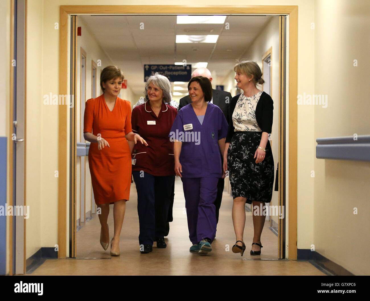 Erste Ministerin Nicola Sturgeon (links) mit Kabinettsekretärin für Gesundheit Shona Robison (rechts), Hauptkrankenschwester Janice Alexander (zweite links) und Dr. Sara Robinson bei einem Besuch im Edinburgh Royal Infirmary, wo Sturgeon die Mitarbeiter lobte, dass sich DIE LEISTUNGSZAHLEN VON A&E auf das beste Niveau seit der Veröffentlichung der Wochenzahlen verbessert haben. Stockfoto